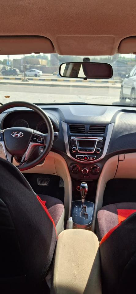 السلام عليكم
هيونداي اكسنت موديل 2015 
محرك 1400 
ماشية 228 الف
السيارة مسويلها ادامة ونضيفة  بيها رشات صبغ اني ابيلعك مصبوغة حزام 
مكان السيارة ديوانية
سعرها 77 وبيها مجال حق الجية
***********
