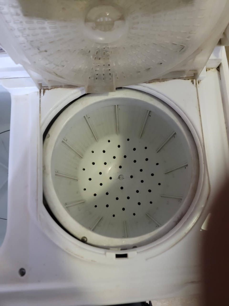 للبيع غساله هيتاشي ياباني اصلي حجم وسط 14 كيلوا حقيقي بلاديه السعر 100  و جاهزة وعلى فحص بدون اي ظرر مكاني بغداد قرب جزيرة بغداد السياحيه كميرة ويوجد توصيل داخل بغداد بأجره على مشتري ***********
