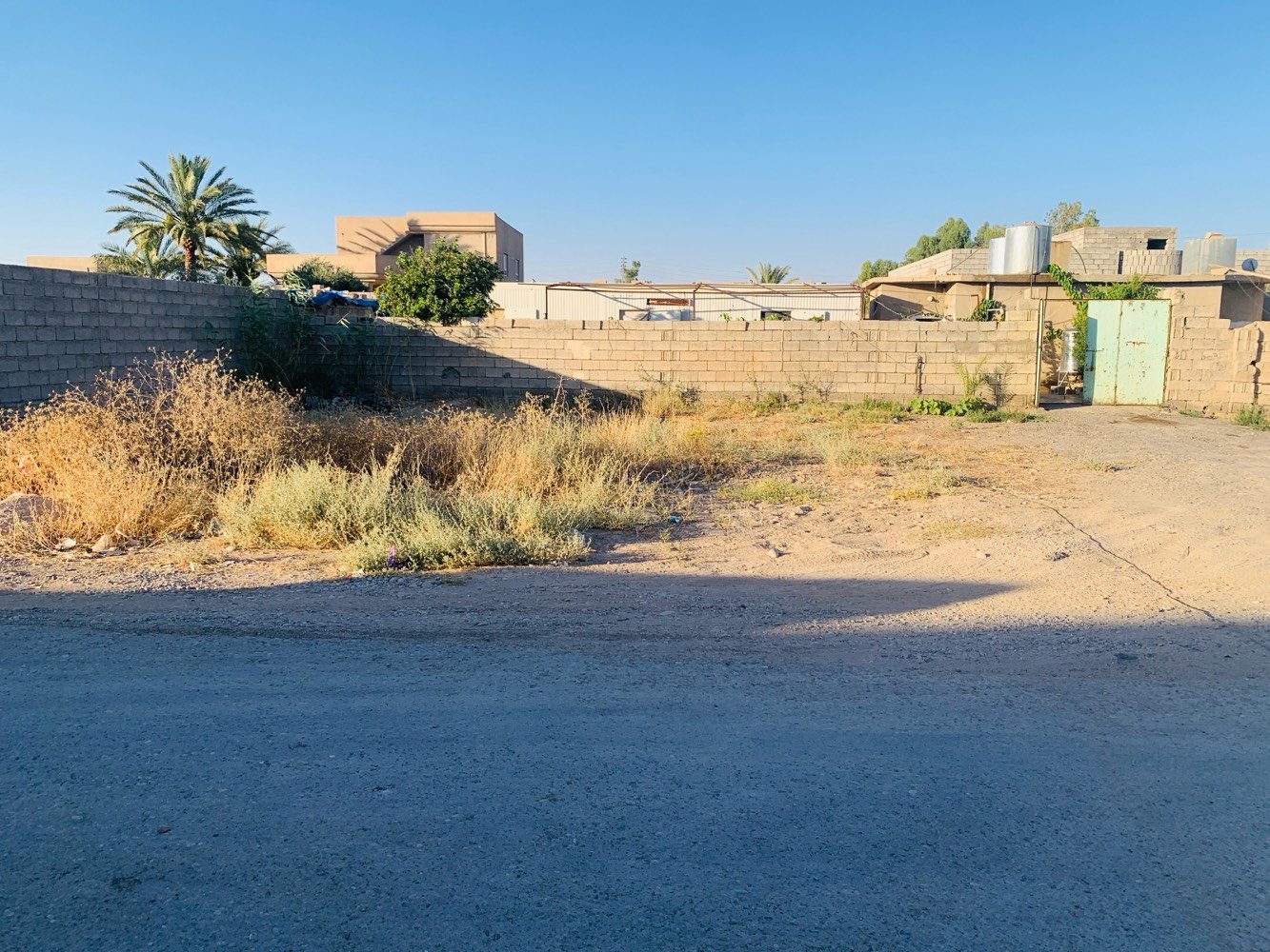 قطعة ارض للبيع 520 متر +كرفان امريكي ٣ غرف مع ملحق صحيات و مطبخ مؤجر حالياً المشتري يستلم الايجار بداية الشهر القادم
الموقع العلم بالقرب من مدرسة المختار 
الارض والكرفان جاهز من كلشي واصله ماء وكهرباء وتبليط كامل مكمل 
سعر الارض مع الكرفان مع الملحق ١٥ مليون وبي مجال 
للاستفسار 
***********