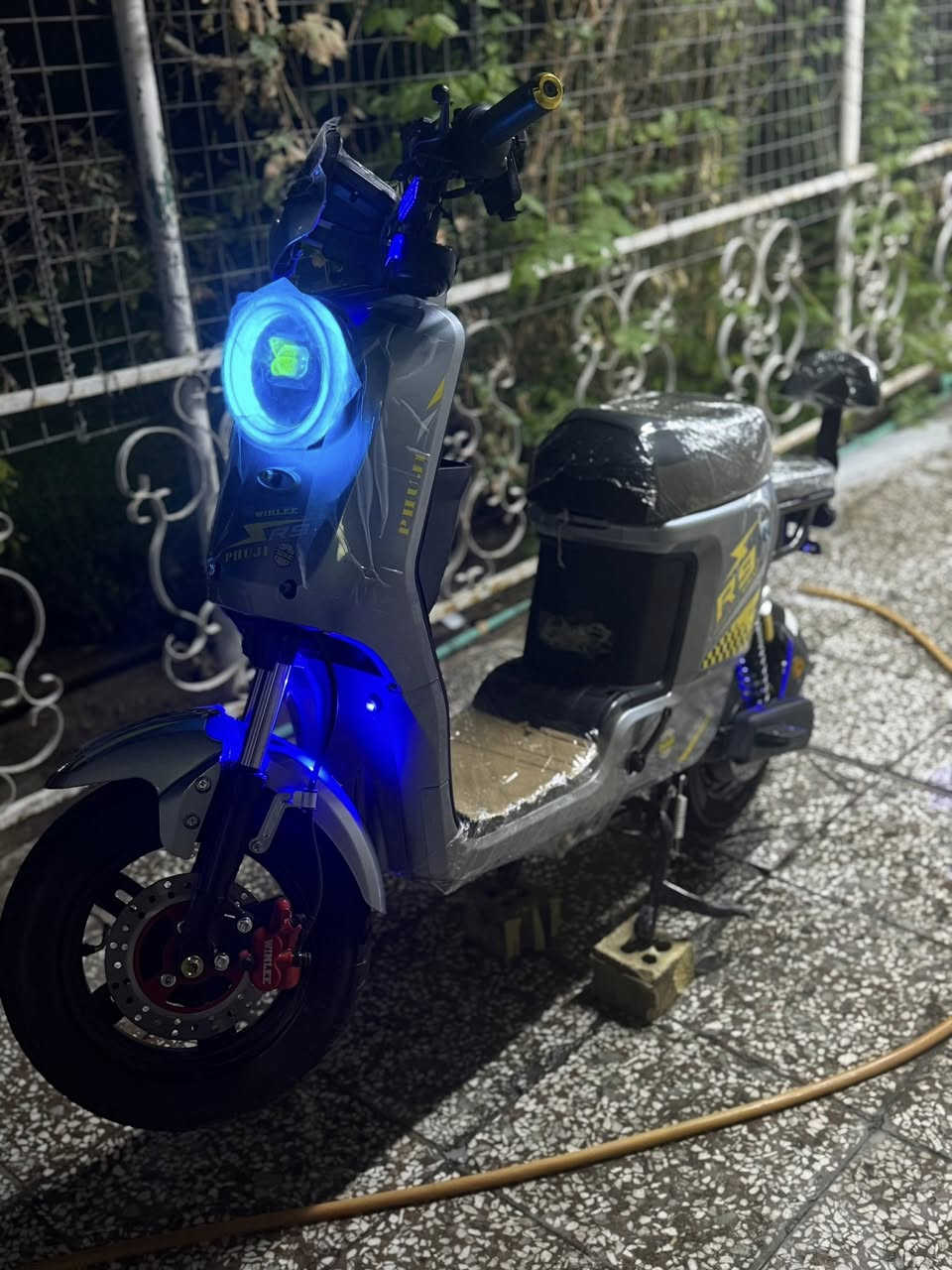 ⚡️ للبيع: دراجة شحن R9 -موديل 2025 الجديد ⚡️
النسخة الأقوى والأسرع

الدراجة بحالة الزيرو (جديدة)

العنوان (المكان): بغداد 

🛠 المواصفات الفنية والأداء:

السرعة القصوى: 109 كم/ساعة (حقيقية).

نظام القيادة: 4 سرعات مختلفة + خاصية الرجوع للخلف (بگ).

البطاريات: طقم 5 بطاريات ونلي (60V / 32A).

الحجم: 300-10 (أكبر حجم متوفر).

نظام الكبح: بريكات دسك هيدروليك (أمامي وخلفي) لأمان عالي.

الإطارات: تيرات جوبلس (Tubeless) مع ويل كب مميز.

الإضافات والرفاهية:

التصميم: لون أسود ملكي مميز (حتى الويل باللون الأسود).

التحكم: تشغيل عن بُعد (بصمة)، مفتاح وكارت لمس (NFC).

الشاشة: شاشة رقمية ذكية لعرض (السرعة، المسافة، مستوى الشحن، وكشف الأعطال).

الإضاءة: نظام LED متكامل (نهاري، ليلي، إضافي، وخلفي) مع دبل إشارة.

الأمان: جهاز إنذار ضد السرقة + قفل التاير الخلفي + قفل السرج والبطارية.

نظام تعليق مريح (4 دبلات: 2 أمامي و 2 خلفي).
 السعر:
420الف

📍 المكان: بغداد 

📞 للاستفسار: *********** 

@إشارة
