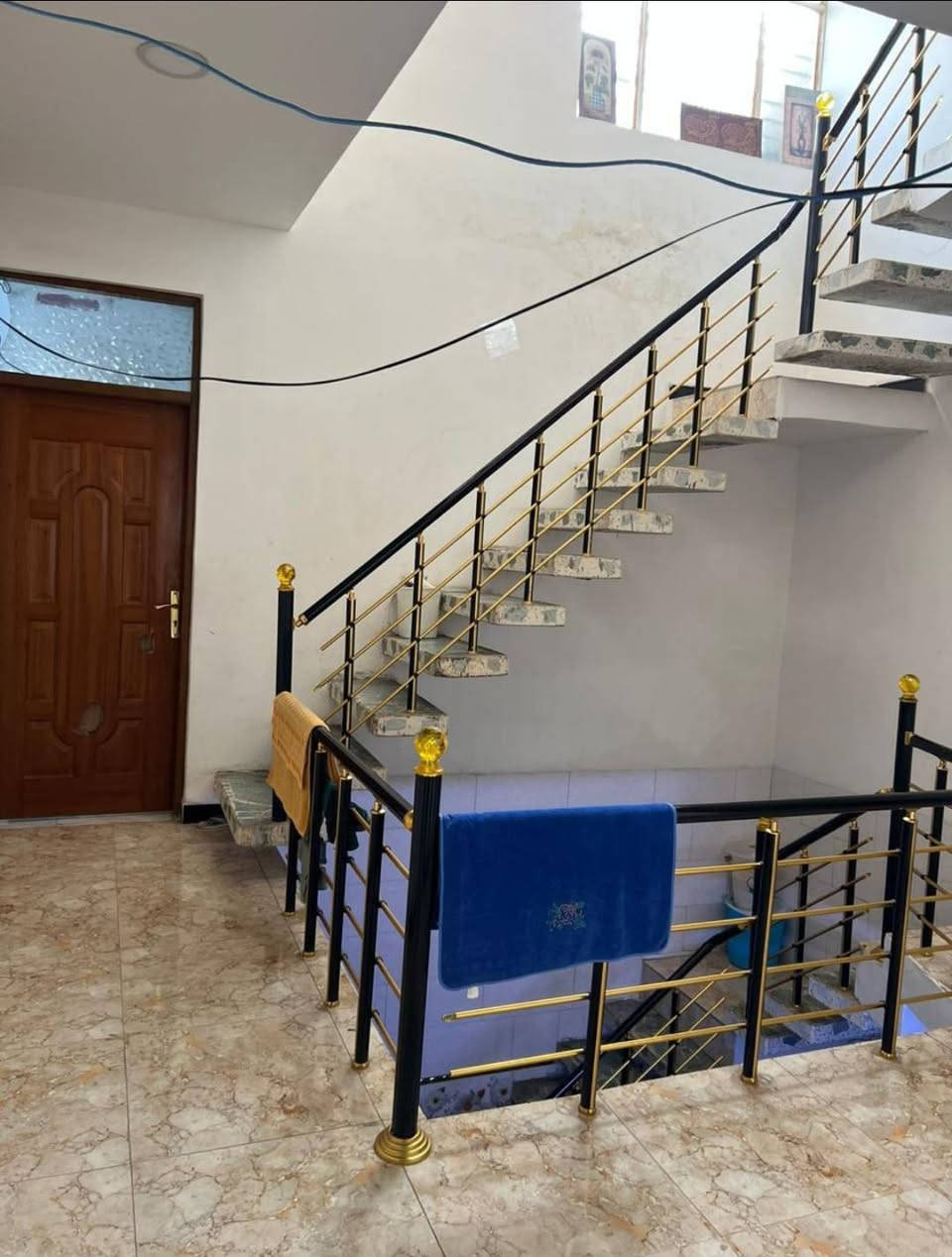 (دار للبيع  طابو صرف خلف سوق شلال شارع المختار)ثلاثة طوابق يحتوي على 4غرف نوم و٤حمامات  واستقبال ومطبخ   بناء حديث درجة أولى  ////***********مساحه ١٠٠ متر باسم صاحب البيت السعر 215وبي مجال
