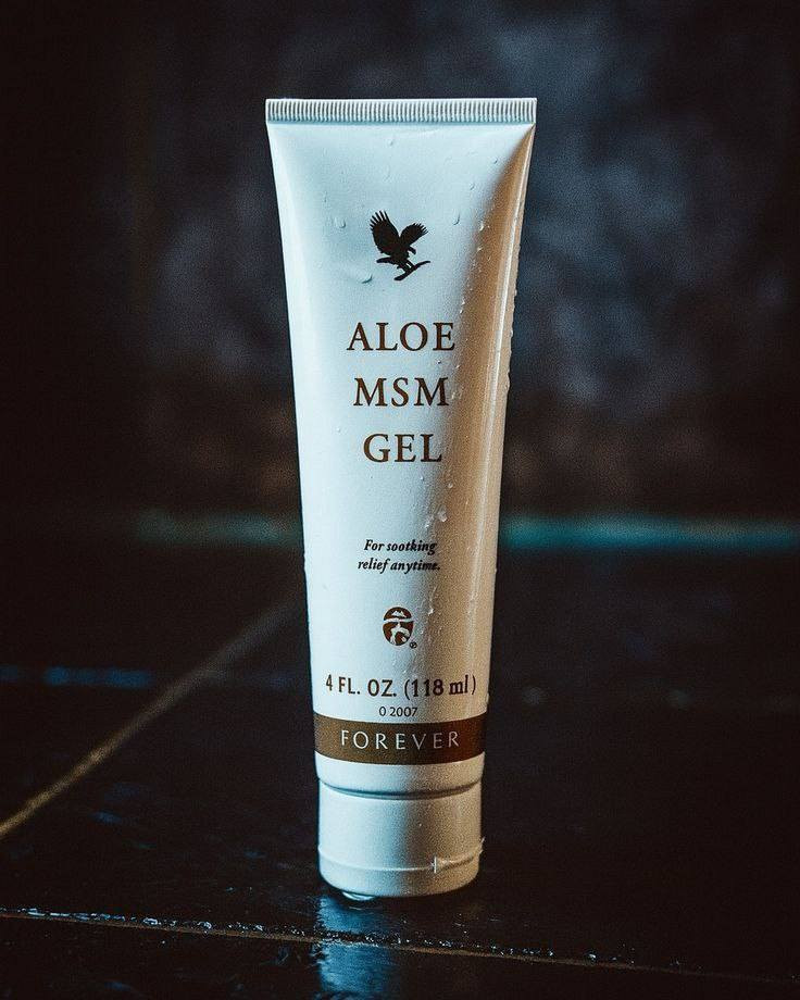 🧴 ما هو جل إم إس إم (MSM Gel) من فوريفر؟
✨ ألو إم إس إم جل هو منتج يعتمد على مزيج جل الألوفيرا + الكبريت العضوي (MSM)، صُمّم خصيصاً لتوفير راحة وتسكين لمناطق معينة في الجسم كالمفاصل والعضلات.�
forever-all.com
🌿 المكونات الرئيسية وتأثيرها
جل الألوفيرا: يرطّب الجلد ويهدئه، ويُعد مكوّناً طبيعيّاً ذو خصائص مضادة للالتهاب.�
forever-all.com
كبريت عضوي (MSM): عنصر طبيعي يُعرف بدوره في دعم مرونة المفاصل والعضلات وقد يساعد في تخفيف الانزعاج الناتج عن الإجهاد العضلي.�
forever-all.com
💪 فوائد وأهداف الاستخدام
✅ يساعد على تهدئة العضلات والمفاصل وإعطاء شعور بالارتياح عند الإجهاد أو التعب.�
✅ يُستخدم في التدليك الموضعي على المناطق المتعبة.�
✅ تركيبة طبيعية لطيفة على الجلد ولا تترك أثر زيتي.


**إذا كنت صاحب هذا الإعلان وتريد حذفه لأي سبب، رجاءا أرسل رسالة إلى الدعم الفني**