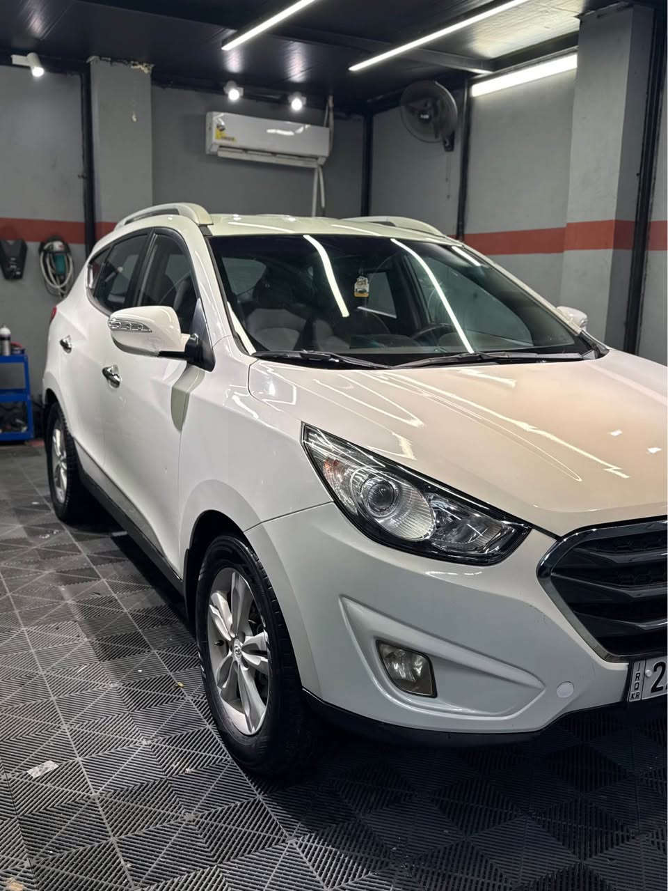 توسان خليجي موديل 2014 السياره مكفوله من الضربه بيها فقط بنيد نصه صبغ اثر شي طايح عليه والچاملغ الامامي مبدل اصلي بدون دواخل وبيها بارد بسيط بقبق الجنطه  رقم انكليزي كير مكينه تبريد حداديه كله جديد مناقصه برغي عنوان نجف سعرها 145 وبيها مجال مراوس بأقل ترهم *********** النجف, العراق
