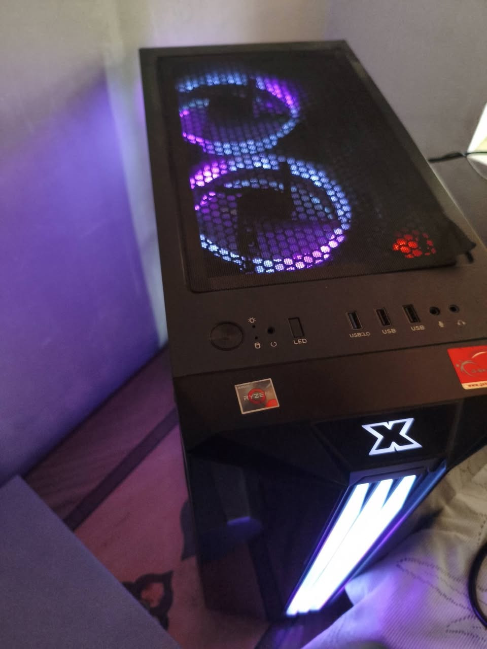 PC للبيع
كاملة هي وملحقاتها يعني شغل والعب
مواصفاتها موضحة بل الصورة 
الجهاز نضيف كلش شخطة ما بيه 
كيبورد Rgb
ماوس بلوتوث
مايك اصلي
هارد 1tb ssd بل الكارتون
السعر 800 الف

مكاني موصل جانب الأيسر

رقمي: *********** واتساب
