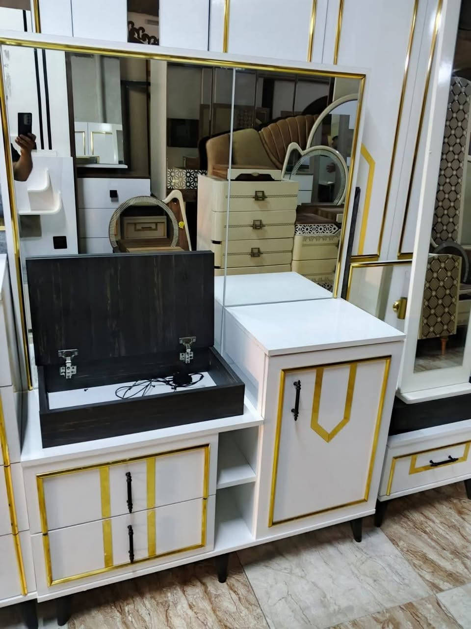 للبيع سعر ٨٥٠ بيها مجال
العنده غراض للبيع راسلوني *********** او اتصال ع رقم داخل محافظه كركوك
