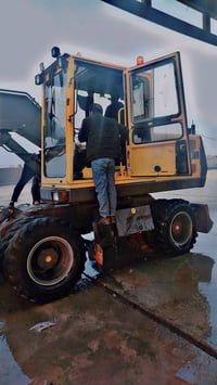 حفارة فولفو • حجم وسط • موديل 1998