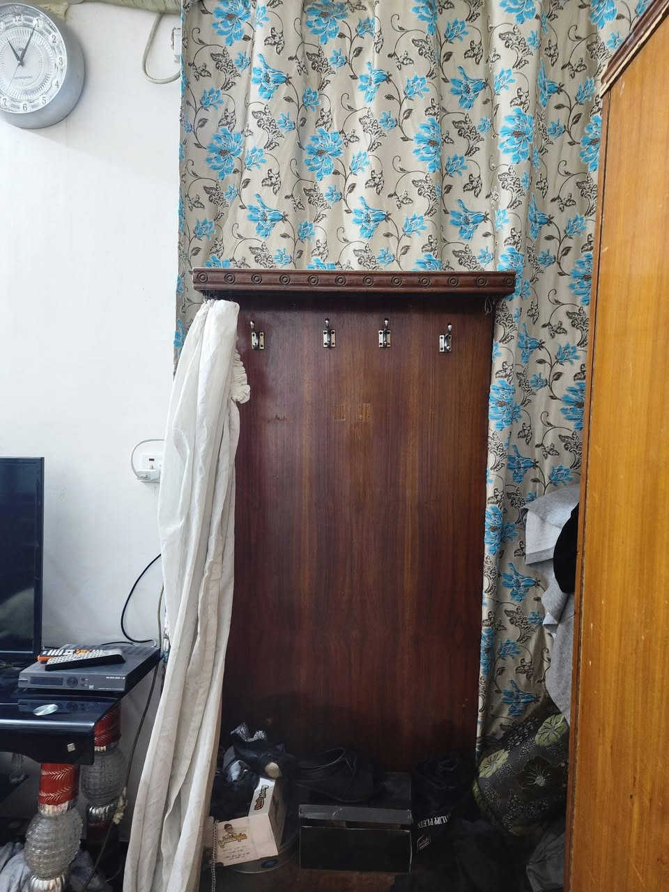 سلام عليكم  (بغداد الامين الثانية)غرفة نوم صاج عراقي اصلي 6 قطع  سرير معه الدوشك + كوومدي عدد2
+كنتور 6 بوب  +تعلاكة خشب اصلي  
ميز بلازمة عدد 2 
سرير نفر عدد 2 معه الدوشك 
كنتور نفر 
كوومدي عدد 2
***********
