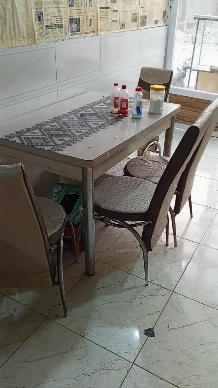 ميز طعام كامل هوه والكراسي وميز باغه كله الغراض هذن سعرهن 140القرنه نهيرات شماليه ***********
