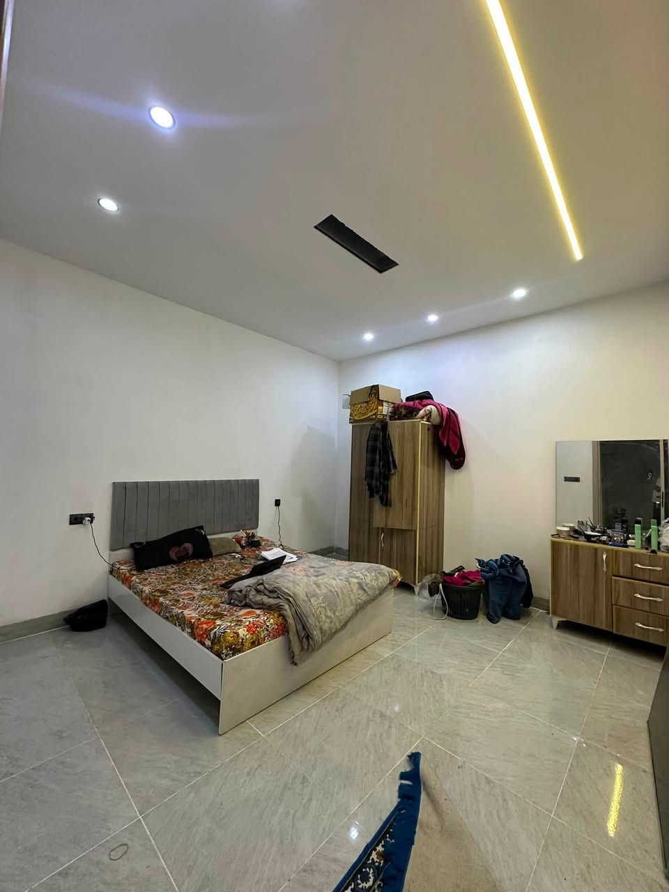 دار للبيع 105 متر  واجهه 7.40 متر 
طابقين بناء حديث يحتوي على 3 غرف نوم على شارع 20 متر موقع مميز قريب جدا من الشارع العام في كركوك - القادسية الثانيه - قرب جامع صادق الامين 
السعر : 130 مليون وبي مجال
***********
