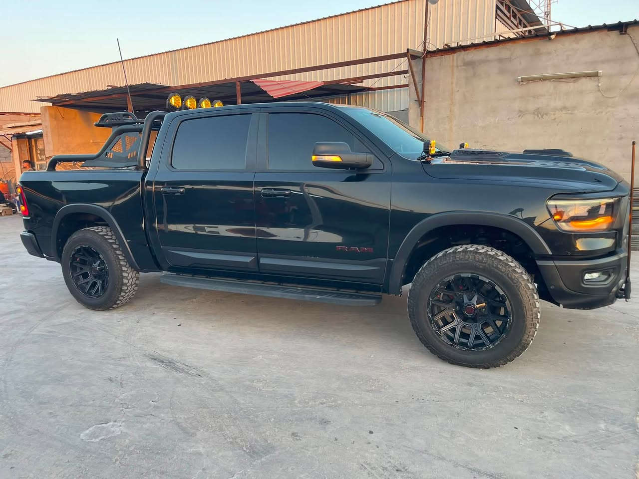 دوج رام ريبل مديل 20وارد امريكي
محركه 5700
منضومه غاز 150لتر
مرفعه انجين ونص
سكوب باب كت كامل 
صور الحادث مرفقه بل صور
دوسات TRX
تخم تاير جبيل بل جيس
رقم بغداد انكليزي بسمي تحويل
السياره جاهزه السعر 310
رقم راعيهه ***********
