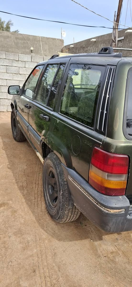 جيب شيروكي 95 بلاديه مكينتها مامحور مكفوله لاضربه ولاتبديل مكينه وكير وحداديه وتبريد شرط رقم سليمانيه بيها جراد بالبنيد سعرها 43 وبيها مجال بسيط مكاني ديوانيه شاميه للتواصل ***********
