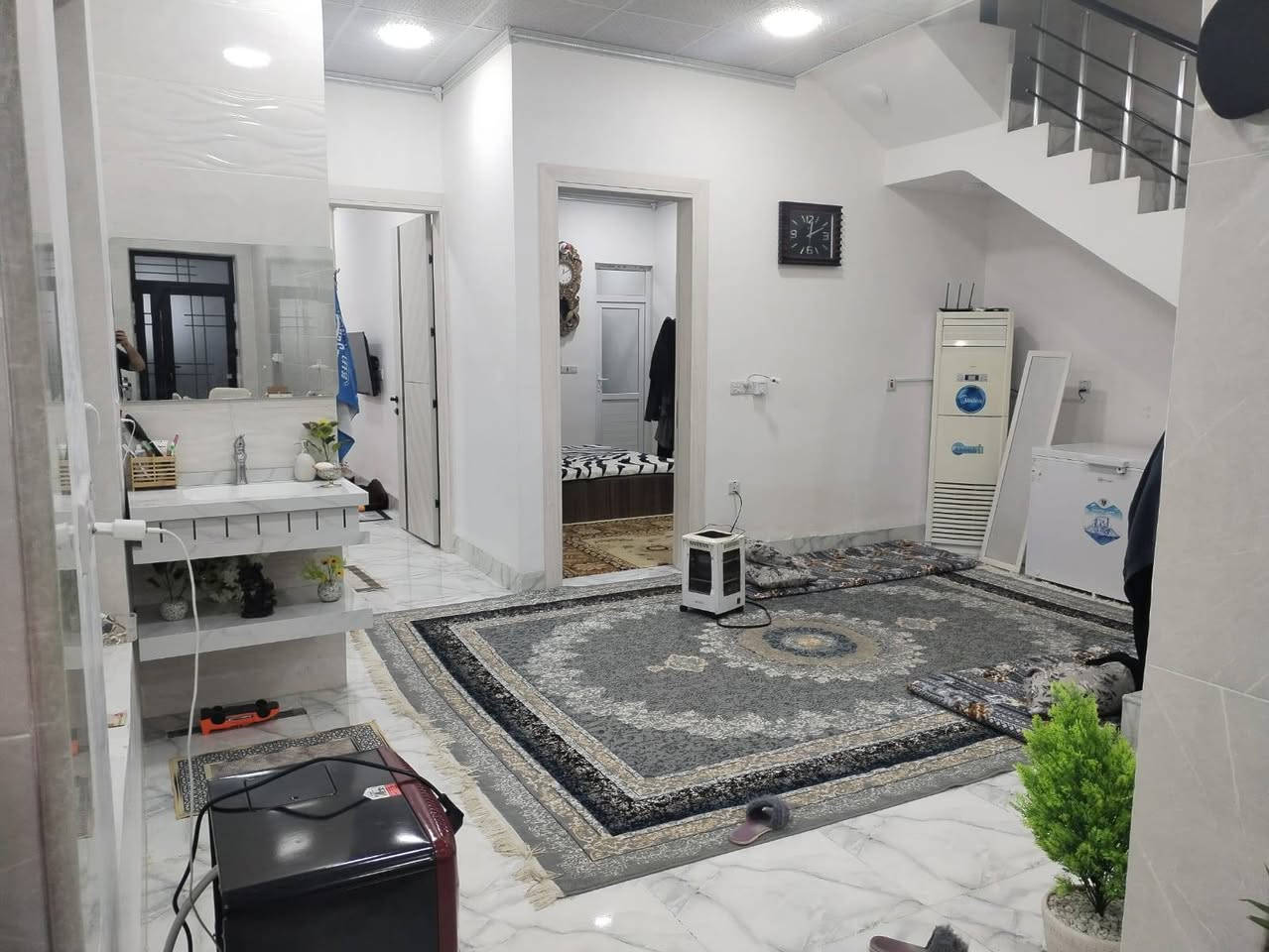 اعيد النشر بسبب الوعود الكاذبه سلام عليكم دار للبيع مساحه 150 متر بناء طابقين توله فروش ظهر مسبح مرواري مجمع حازم الشكرجي فول خدمات ماء 24ساعه بيت جديد بناء البيت بل 2025 تصوير الأساس موجود يمي درجه الأولى 4غرف نوم بيت كله دكتات شبابيك واجه كله سستم المنيوم دبل جام اساس رفت قوي وبناء شخصي بمواصفات عاليه سعر البيت ٨٨ بي مجال ان شاء الله اتصل على الرقم ***********
