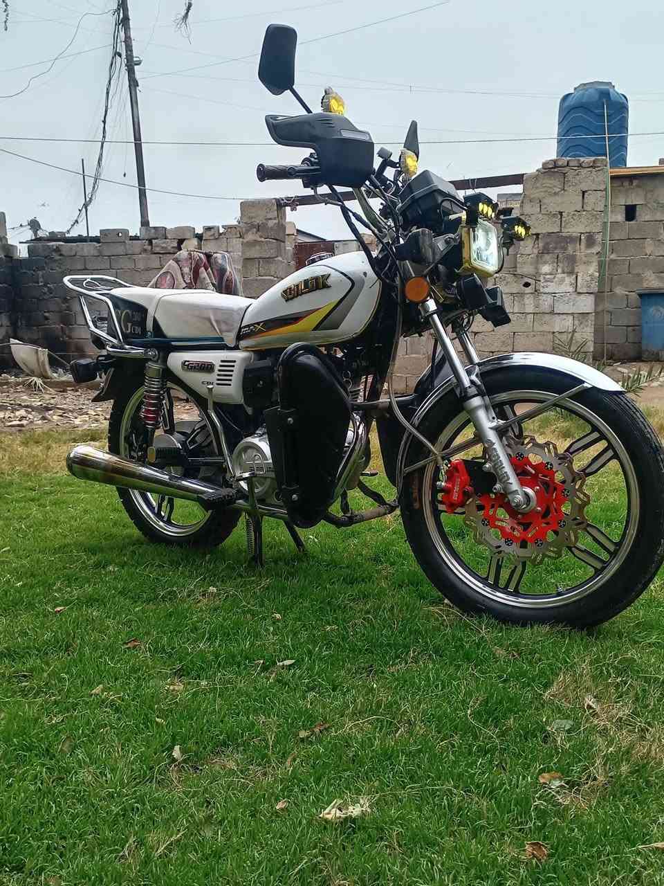 #  سلام عليكم دراجه خير من الله وكدامكم مثل تصوير
  الموديل 2025  دراجه ما ناقصه شي بسيط جدا صفاحيه  أوراق كامله اصوليه السعر ب 700 وبيها مجال شي قليل   شرط كفاله من تنقيص وتبخير ولخربطه الانتصال او وتساب ***********
