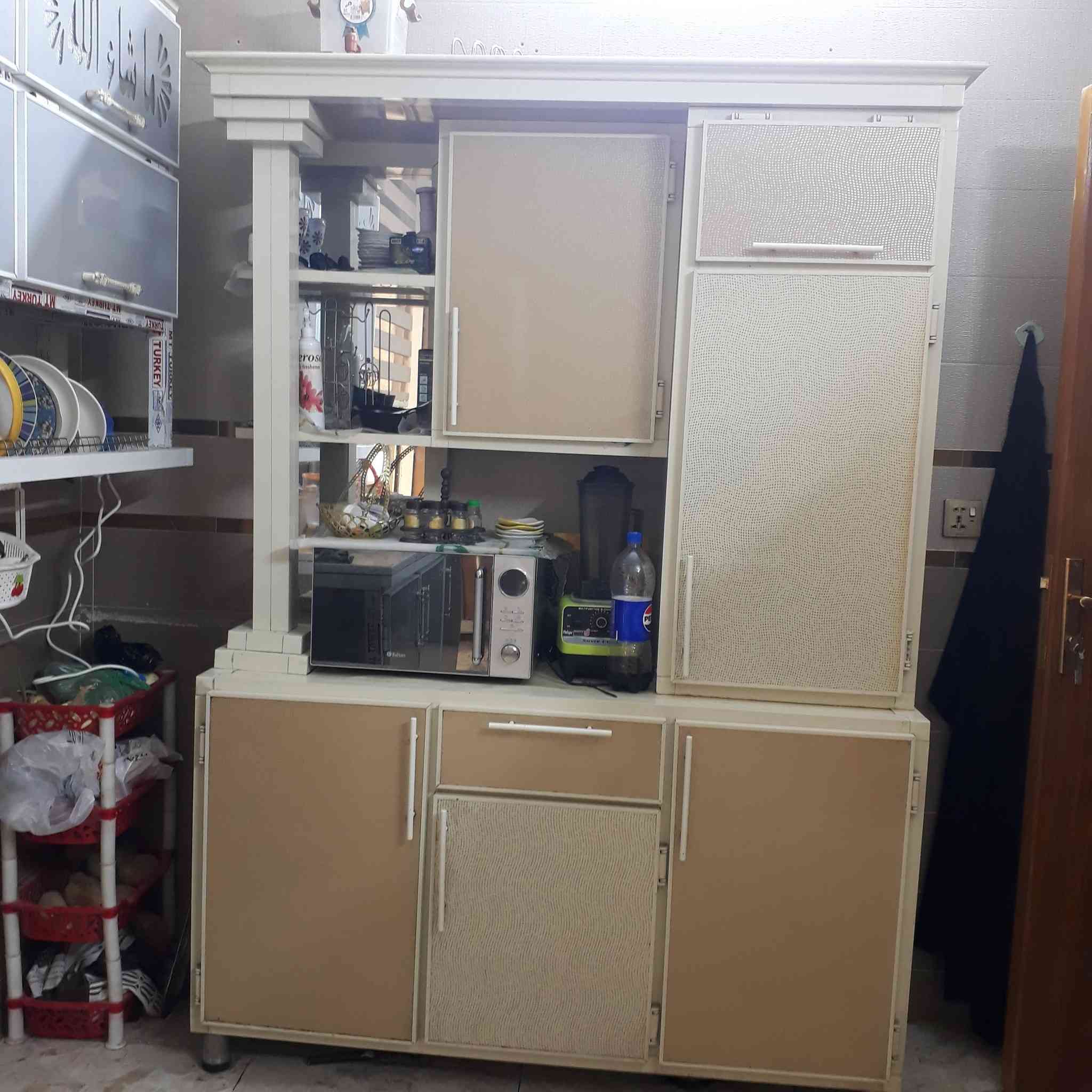 السلام وعليكم كاونتر لبيع جديد عنوان بغداد الثعالبه شارع البانزيخانه بلمربع الأول رقم ***********
