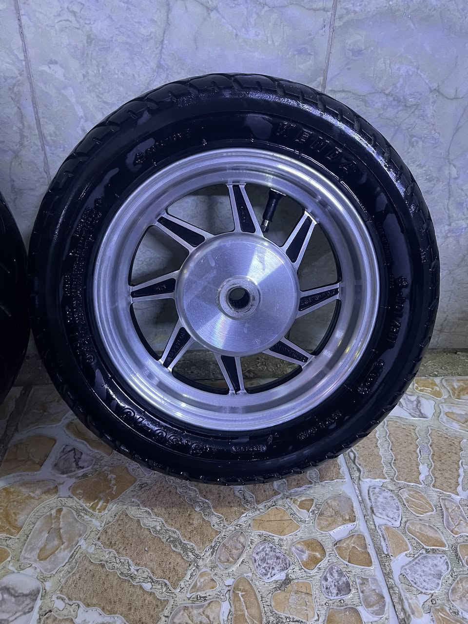 سلام عليكم تايرات ويالة نجمة كروم مال ماكس عدلة لبيع تايرات جدد مكان بغداد حسينية سعر ٤٥ وبيهن مجال ***********
