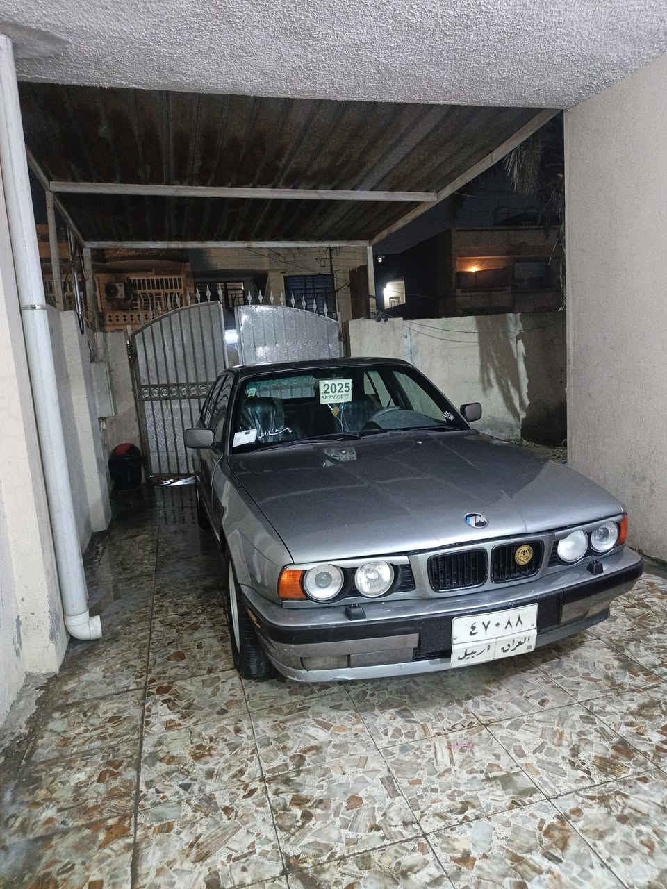 السلام عليكم ورحمة الله وبركاته 
للبيع موديل 92  مصبوغه عام للجماليه بدون حادث 
مكينه مسكر  525
تخم تاير 
صدر جديد خلفي امامي 
مكينه جديده لاصرف ولا بخار 
كهربائيات كلها شغاله 
سبير ويل كب جك بلادي غرفه جلد اسود 
تبريد شغال 
تحويل مباشر باسمنه وكاله عامه 
السعر 70 
***********
