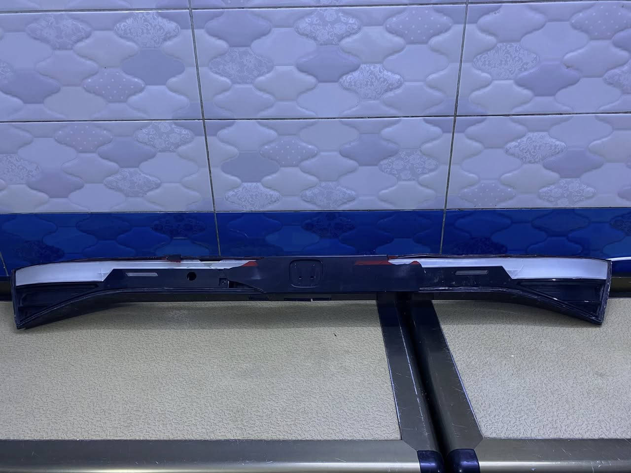 سلام عليكم للبيع  لايت الي من جهت السايق نضيف كلش مابيه اي شخط مثل الي بصوره سعره 350$
مسطره مضرره  تحتاج بس جامه١٤٥الف 
بك لايتات ثنين هم بس جامه كله شغال سعرهن ١٥٠الف  
بندي كدامك الضرر ١٧٥ الف 
جنطه١٥٠
دعاميه خلفيه ويه ذفيوزر١٧٥ 
كير كايم ميكانيكي كهربائي شغال 400$ 
لايات عكس السايق متفلش من الاخارج 
علماً غراض. السياره موديل ٢٠٢٥  سمنتي سبورت هوندا اكورد 

 ***********
