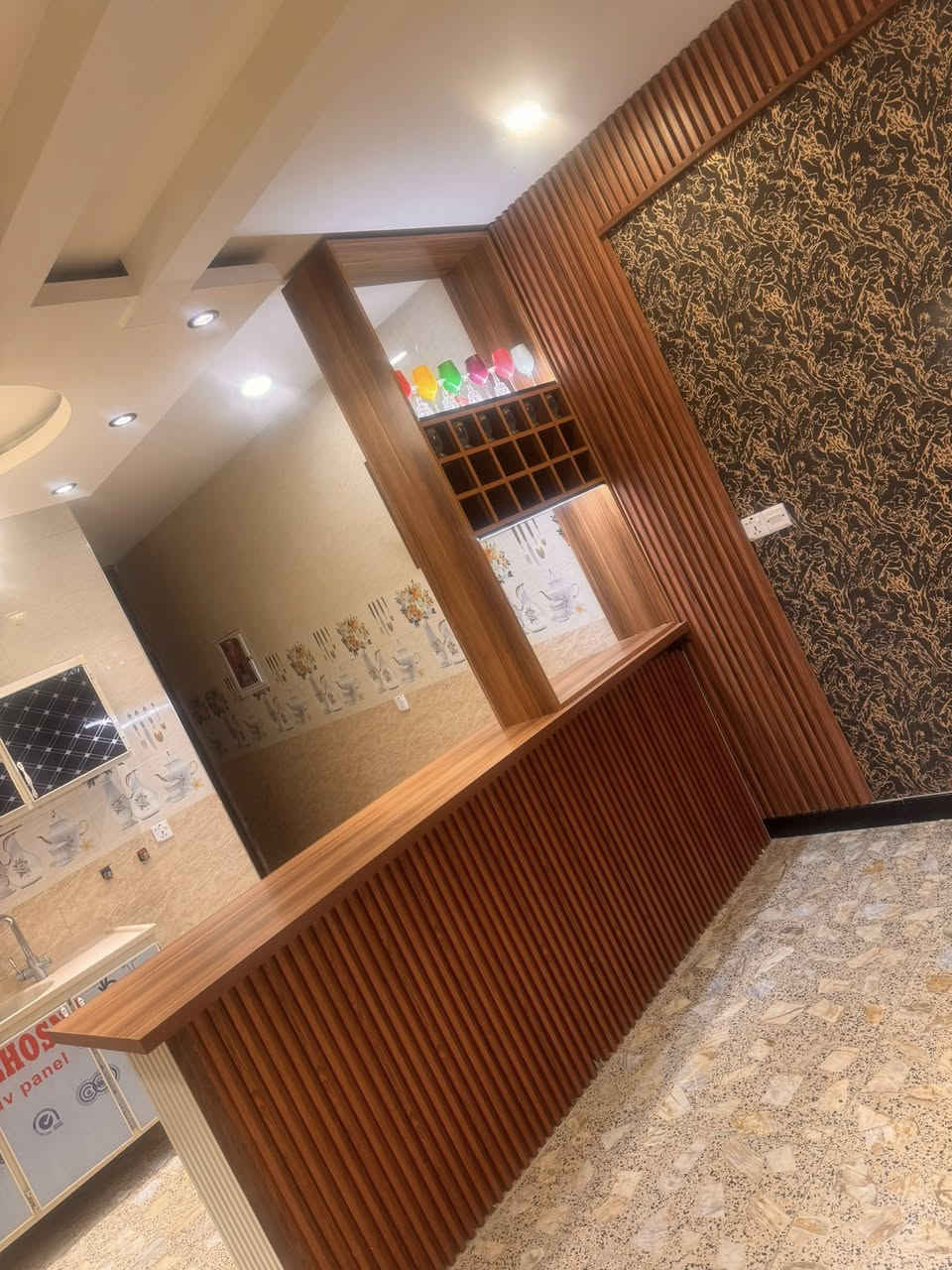 السلام عليكم دار 70 مترللايجار  زيونه محله 716 طابق ثاني غرفه نومً ومطبخ وصاله وحمام. بناء جديد معزول درج وباب وحده البيت جدا نضيف وديكورات   مع تانكي ماء وماطور. وبي كاونتر هديه وي البيت. للتواصل ***********
