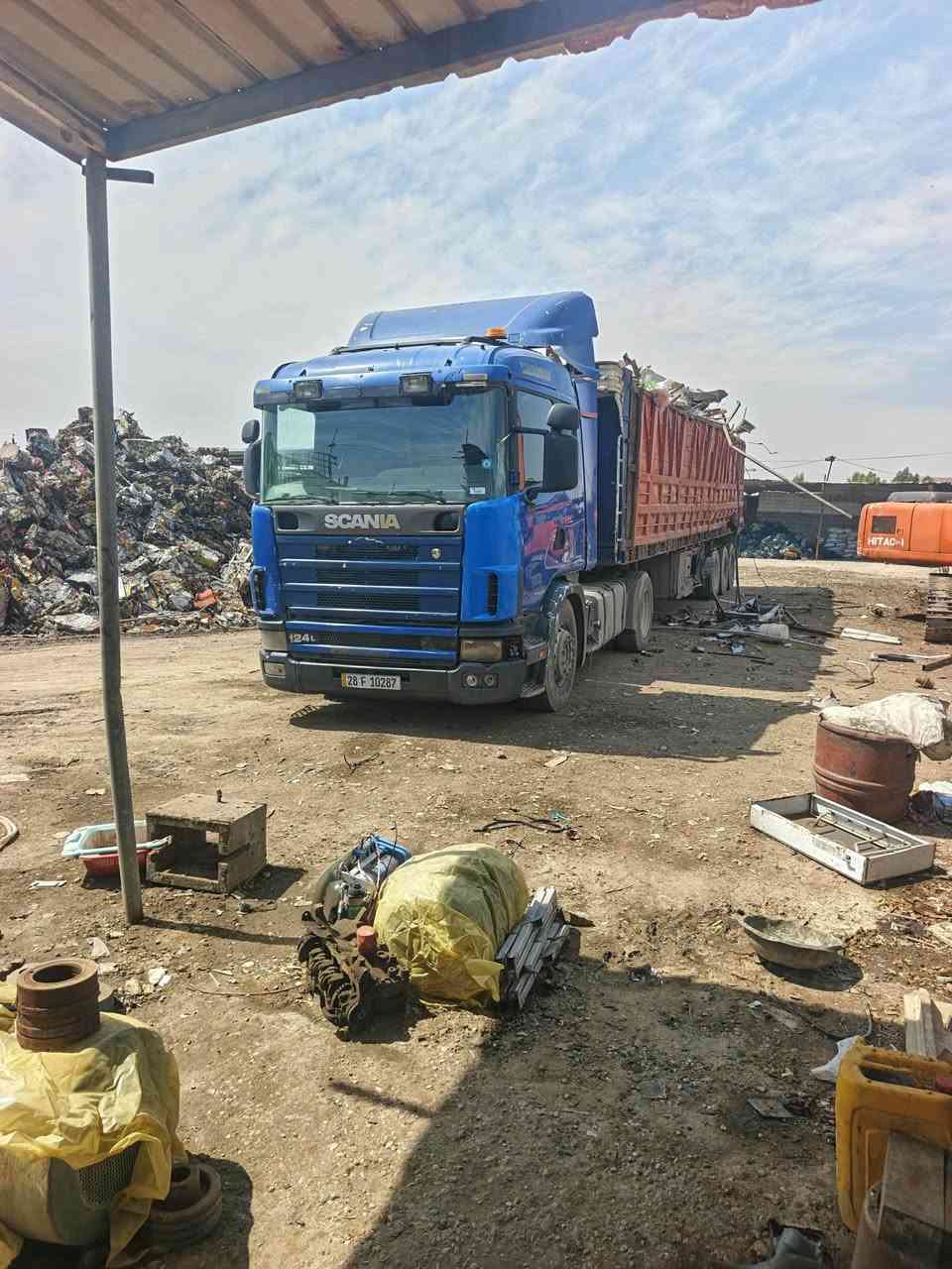 السلام عليكم سكانيا بومه للبيع موديل 2000 رقم نجف نكليزي ٣ لوحات مكانه بابل ترهم راس او راس وعربانه عربانته مربوطه وراه شاصي اوربي ٣ محاور دناكير ١٣ كامل هوئ بريك بنزات جدد كله جديد عوزه بس كهربائيات طول ١٣ متر جناب تايرات نص عمر 
السعر اتصل ‏‪***********‬‏
