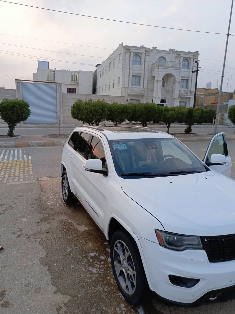 سلام عليكم جيب 18 فول مواصفات فتحه سقف رادار  امامي خلفي حساسات خلفيه اماميه كشنات كهرباء كشنات تتفأه اماميه خلفيه كشنات جلد فور ويل 4×4 محرك 8 سلندر هيمي 
ضربه خفيفه  وجاملغ ايسر  وباب سعر 255 /مكان سياره ميسان عماره  ***********
