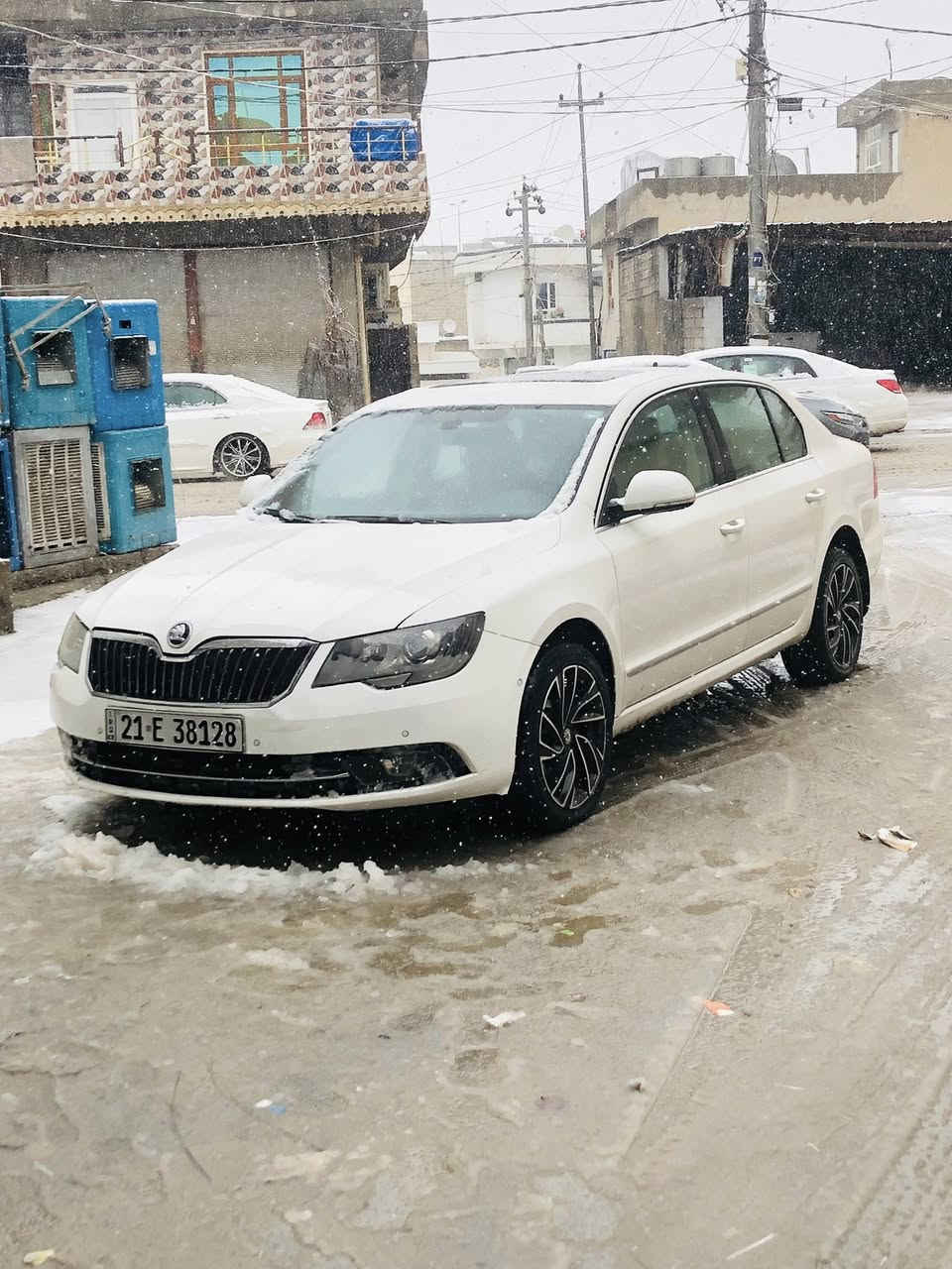 Skoda Superb
سکۆدای سوپەربی ٢٠١٥ 
مواسەفاتی فول فول 
بێ بۆیاخ 
دوو سێ جێ ساردە کوتی بچوکی هەیە 
١٠٤هەزار رۆشتوە
سەنەوی مانگی ٦ بەسەر دەچێ 
گێرو مەکینەو غرامە بەشەرت 
***********
ناونیشان -رانیە
