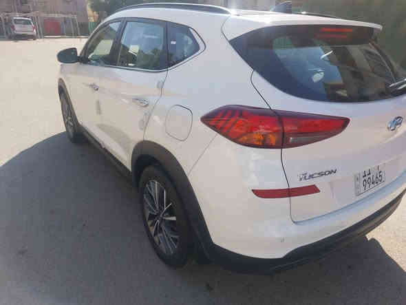 عندي توسان ٢٠١٩ خليجية زيرو فول ١/١ ماشية ١٧ الف حقيقي وكالة الكاصد محرك ٢٠٠٠ دوش رقم بغداد الإنكليزي بسمي سنوية وهزة جديدة مكفولة كفالة عامة من كل شي من الشخط والبارد والصبغ استلمتها زيرو وغلفتها جياسة الشركة بيها نانو سيراميك وغلفت الارضيات جلد مواصفاتها بصمة بانوراما كشنات جلد لونين كرسي كهرباء حساس أمامي خلفي مري شفط شاحن شاشة وكامرة وسعر السيارة ٢٢٣ ورقة بيها شي بسيط حك الجية للاتصال ت (***********) موجودة السيارة في زيونة بغداد
