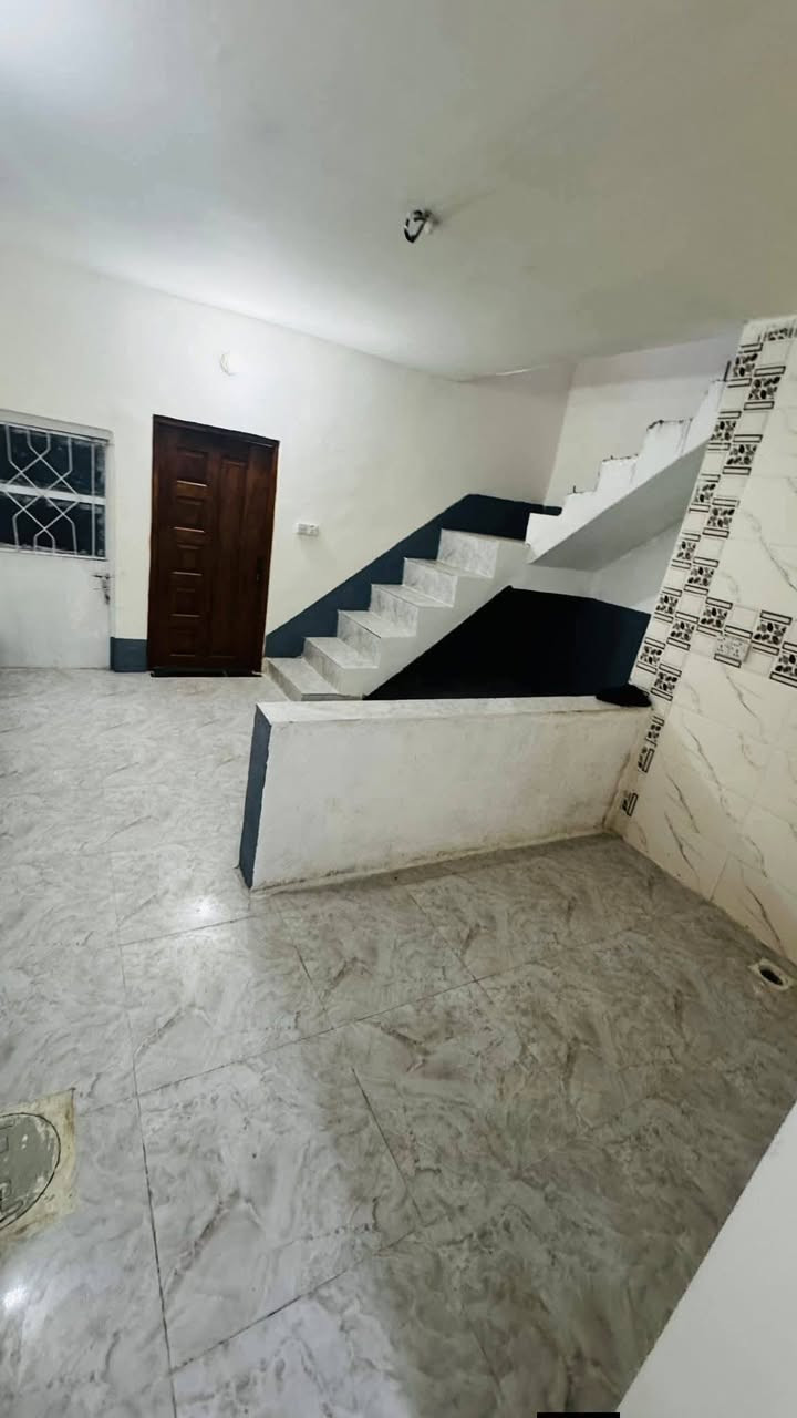 دار لــــــــلايــــــــــجار
المساحه 110متر البيت نضيف وقريب من الشارع 
طابق واحد 
يحتوي على غرفه نوم ومطبخ وصحيات وكلدور واستقبال وكراج سياره 
الموقع //شارع الرابط بين 80وبين100قرب الشارع 80
كامل الخدمات 

***********
