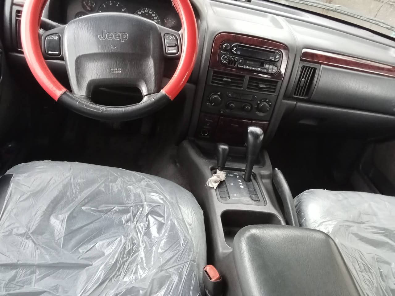 السلام عليكم
جيب شيروكي موديل 2000 للبيع  بلادي رقم انكليزي سيارة فول اوتوماتيك و مواصفات محرك V8 سلندر بدون ضرر  السيارة بـ اسمي 
السعر 75 بيها مجال ***********
