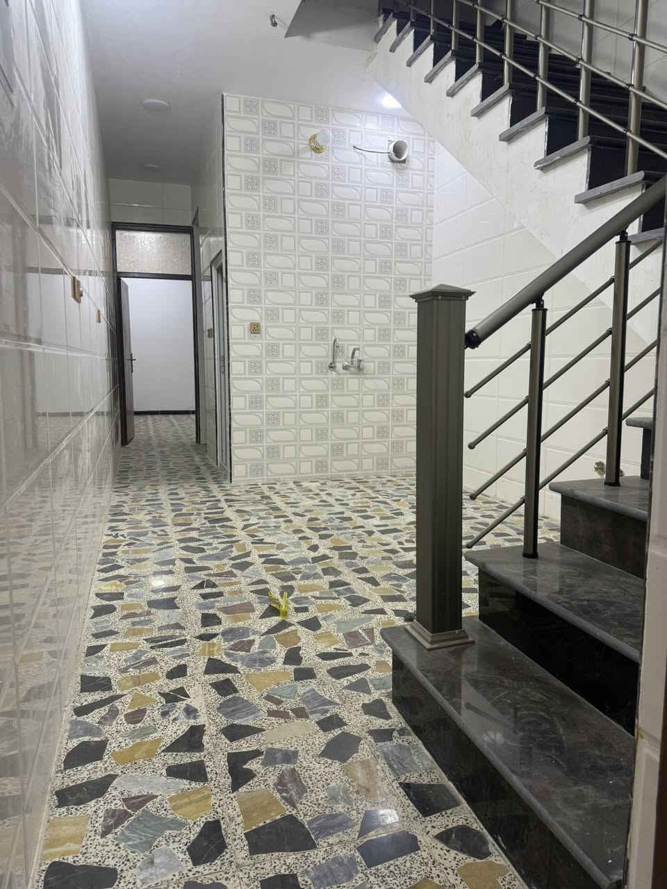 للإيجار مشتمل مساحة٧٢ م بناء حديث يحتوي على
ط١/ أستقبال + حولي مطبخ + غرفة نوم + صحيات 

ط٢/ غرفتين نوم + صحيات + بيتونة + صحيات خارجية 

العنوان / الشعب سوق شلال خلف مكوى الخضراء

للأستفسار الاتصال *********** مكتب الكرار للعقار
