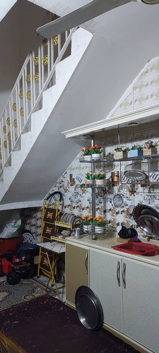 بيت للبيع مطلوب قرض تنطي مقدمه 60 وللمصرف 20 مساحته 100 متر طابق ونص غرفتين نوم واستقبال وهول ومطبخ وصحيات مكان البيت بغداد الحسينية منطقة ال5000 قرب السوق الكبير بشارع المختار *********** ..
