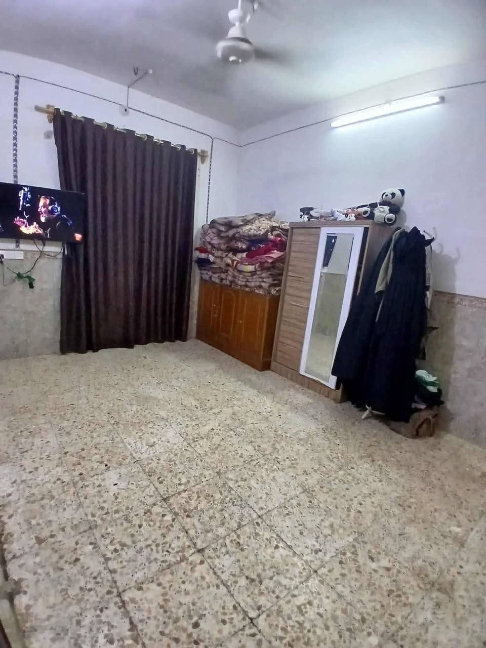 ياالله اللهم صل على محمد وعلى اله محمد 
دار للبيع مساحه 100طابو زراعي سند 25بيت طابقين يحتوي الطابق الارضي على غرفه النوم واستقبال وصاله ومطبخ ومنور وصحيات وطابق ثاني غرفتين العنوان طويريج شارع 40خلف حي الصناعي قرب المدرسه 
.. للاستفسار الاتصال ***********
