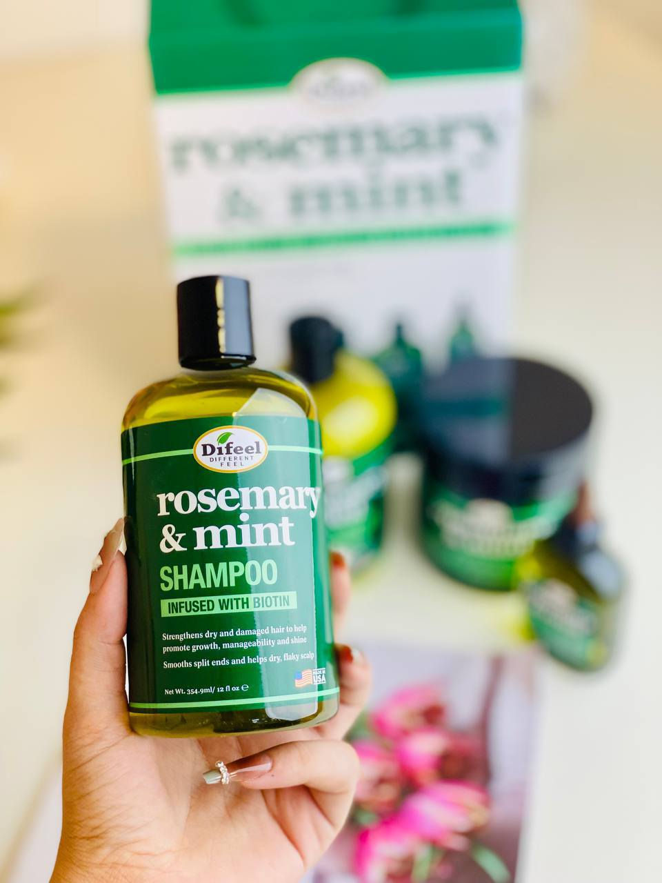 Difeel 🍃
rosemary & mint🍃🇺🇸
وفرنا لكم مجموعة 
الروز ماري براند من شركة ديفل🍃
الاصلية الامريكية 🇺🇸💯
اقوى مجموعة لعلاج جميع مشاكل الشعر تتكون المجموعة من زيت وشامبو وبلسم اكليل الجبل والنعناع 🍃🌿

1. شامبو روز ماري Difeel 🌿
مقوي للشعر غني بإكليل الجبل والنعناع و المكونات العضوية المعتمدة مثل زيت جوز الهند وزيت بذور باباسو لتنظيف شعرك بلطف غني بالبيوتين لتقوية الشعر يعيد صحة الشعر الضعيف أو الهش يوفر ترطيباً مكثفاً مناسب لجميع انواع الشعر يوقف التساقط ويقوي بصيلات الشعر ويزيد كثافته ويعطيه لمعان ورونق وعطر فواح

2. بلسم روز ماري Difeel 🌿
المعالج والمقوي لبصيلات الشعر وتغذيته 
💚 يوفر بلسم تقوية النعناع روزماري التوازن المثالي بين القوة والرطوبة لتحسين الحالة العامة للشعر وفروة الرأس. 
💚 ينعم ويفك تشابك الشعر على الفور لزيادة سهولة التحكم. يدعم شعر أطول وأكثر صحة.
💚 غني بالبيوتين ويمنحك لمعاناً مذهلاً
💚 ينعم ويفك تشابك الشعر على الفور
💚 يدعم صحة الشعر لفترة أطول
NO NO'S: البارابين ، الكبريتات ، البارافين ، الزيوت المعدنية ، DEA

3. زيت روز ماري Difeel  🌿 
زيت إكليل الجبل الأصلي من روز ماري هذا سيروم ايفيكاس يمنع تساقط الشعر ويحفز على نمو الشعر
💚 زيت اكليل الجبل والنعناع ، تركيبة مُميزة مصممة بعناية لتغذية فروة الرأس وتعزيز نمو الشعر وإيقاف تساقطه ☘️
💚 يمنع تساقط الشعر ويحفز على نموه 
💚 يسرع نمو وتطويل الشعر 
💚 يعيد الصحة والحيوية للشعر الباهت
💚 يمنح الشعر اللمعان والتغذية ويقلل من الاطراف التالفة
💚 يحتوي على اهم المواد المغذية
💚 زيت اكليل الجبل ، زيت اللوز الحلو زيت اللافندر الالوفيرا ، فيتامين C ، بايوتين
  
4.ماسك روز ماري Difeel 🌿
المعالج والمقوي لبصيلات الشعر وتغذيته 
💚 يوفر الماسك روزماري التوازن المثالي بين القوة والرطوبة لتحسين الحالة العامة للشعر وفروة الرأس. 
💚 ينعم ويفك تشابك الشعر على الفور لزيادة سهولة التحكم. يدعم شعر أطول وأكثر صحة.
💚 غني بالبيوتين ويمنحك لمعاناً مذهلاً
💚 ينعم ويفك تشابك الشعر على الفور
💚 يدعم صحة الشعر لفترة أطول

#الأصلي صنع في امريكا 💯🇺🇸


**إذا كنت صاحب هذا الإعلان وتريد حذفه لأي سبب، رجاءا أرسل رسالة إلى الدعم الفني**