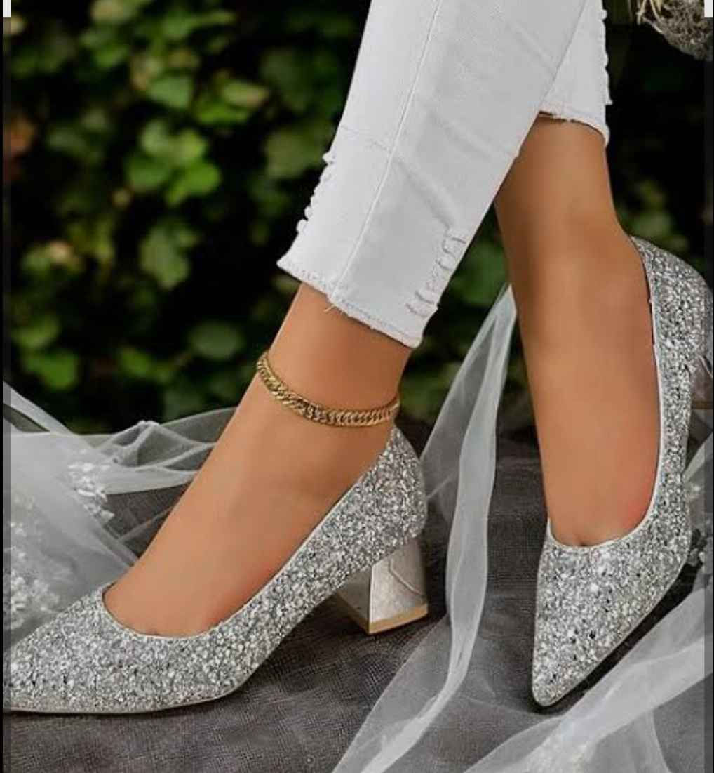 حذاء كعب عالي  باللون الفضي مع طلاء لامع (Glitter)، ويتميز بمقدمة مدببة وكعب سميك (Block heel) لراحة أكبر، وهو مثالي للمناسبات والحفلات. أربيل, العراق


**إذا كنت صاحب هذا الإعلان وتريد حذفه لأي سبب، رجاءا أرسل رسالة إلى الدعم الفني**