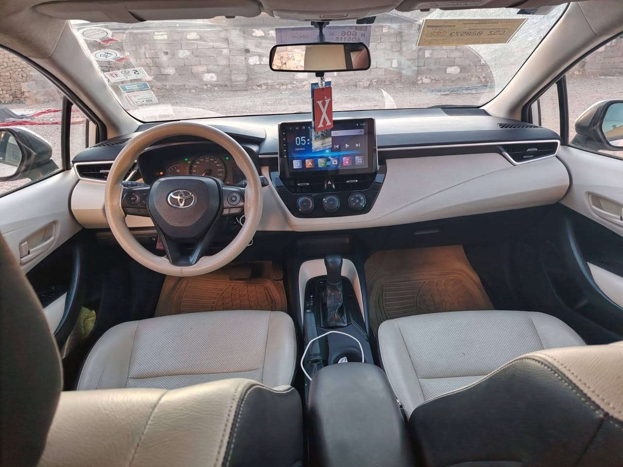 السلام عليكم  بيع كورولا خليجي رغم بغداد باسمي ساز باب اول فول مواصفات تخون تاير صدر كله جديد ماشيه 90 السعر 145 وبيها مجال مكان السياره الانبار رمادي ***********
