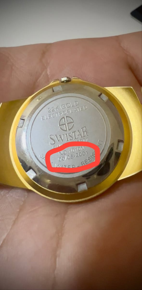مزايده ساعة Swistar سويسري اصلي وكالة قطعة نادرة جداً سنة الصنع 2001 طلاء ذهب عيار 22 مكينه كوارتز سويسري الساعه في حالة جيدة جداً وانطي ضمان أنوا الساعه اصليه وكاله + طلاء الذهب وتحتوي على غرام تقريباً وعلى طبقة حمايه قويه جداً + مرصعه من الداخل بحجر سواروفسكي والساعه ضد الماء وهذا رقمي ***********
