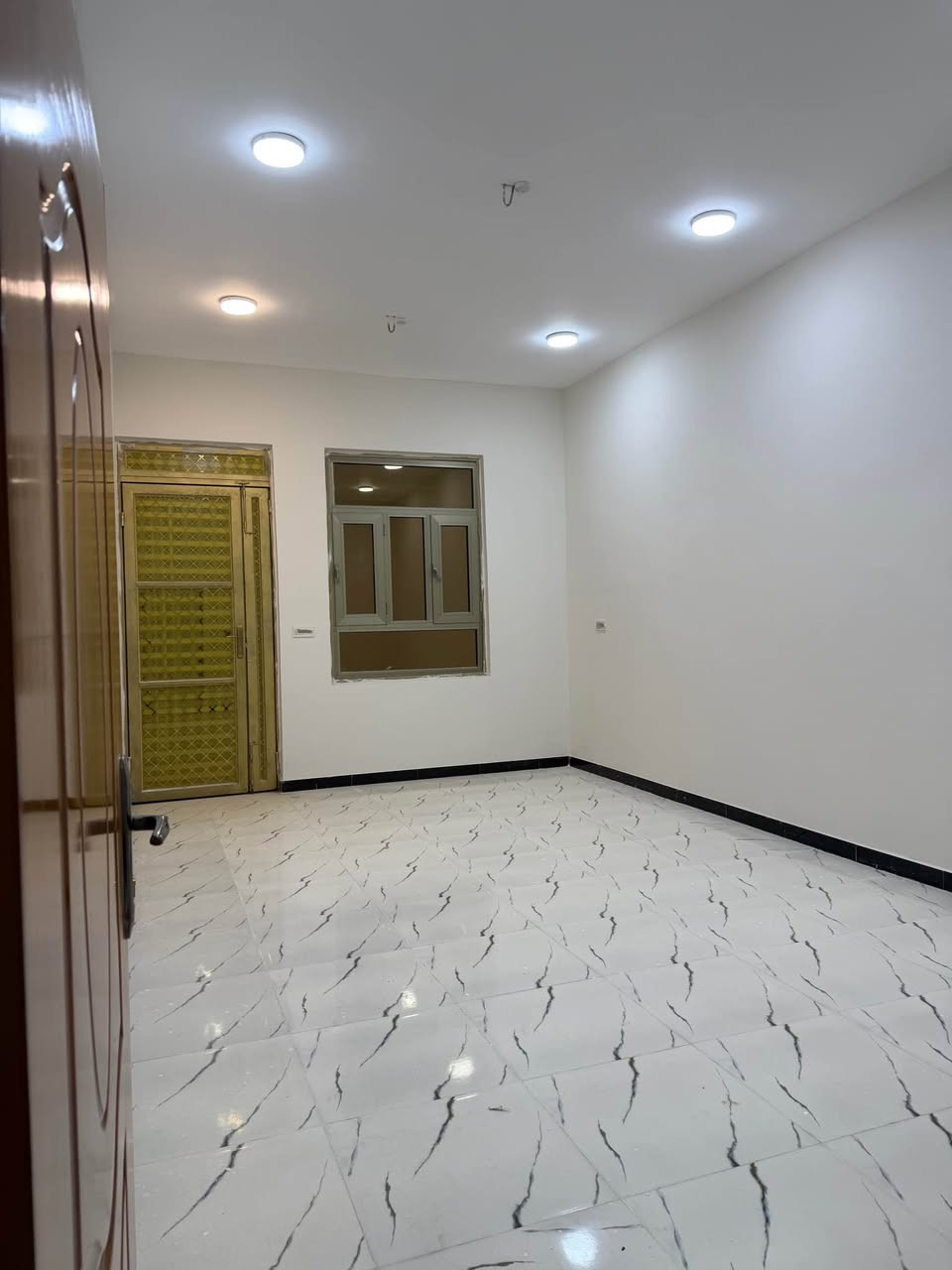 منزل للبيع / المساحة 210م | بناء حديث تسليم مفتاح 🔑 العنوان البصرة الصالحية شارع جامع ابي طالب 📍 
جنس العقار / طابو زراعي المالك عراقي 📄
يحتوي على غرف منام عدد 2 / وصاله واستقبال ومطبخ وصحيات داخلية وخارجية واستقبال 
السعر 140 مليون وقابل للتفاوض 
للتواصل والاستفسار : *********** : *********** البصرة, العراق
