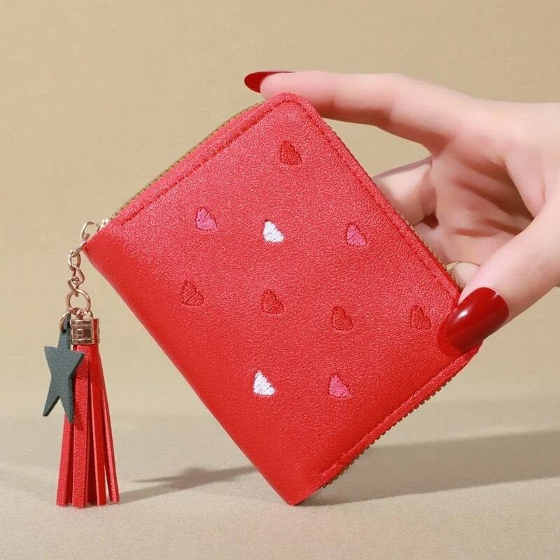 محفظة Zimoer النسائية الأنيقة 🎀
محفظة صغيرة تصميمها يخبل للبنات والنساء 💖
مزينة بنقش قلوب مطرزة ودلاية نجمة كيوت تضيفلها لمسة فخامة ولمعان ✨⭐

💼 عملية وخفيفة، مناسبة للطلعات والاستخدام اليومي
💖 خامتها مرتبة وتصميمها ناعم وجذاب

الألوان المتوفرة:
🌸 وردي
🍷 ماروني
🖤 أسود
❤️ أحمر
دللي نفسج بأحلى أكسسوار يكمل أناقتج 🎀 

السعر٦  الاف
🚘يوجد خدمة توصيل لجميع محافظات العراق ٤ الاف🚘


**إذا كنت صاحب هذا الإعلان وتريد حذفه لأي سبب، رجاءا أرسل رسالة إلى الدعم الفني**