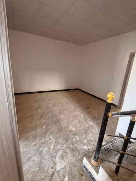 إعلان بيع منزلين تون  طابقين في تكريت 
- مجمع طيبة 2 على شارع ٢٠  تبطلين + مجاري مطل على التوحيد 

 (جاهزه للسكن، مدفوعه الثمن بالكامل).

المساحة: 200 متر مربع.
الواجهة: حجر حلان.

التفاصيل الداخلية:

غرف النوم: 4 (وحده من  الغرفة سويت).
صالة استقبال
صالة وسطية الطابق الأرضي وصالة وسطية للطابق الاول .
مطبخ واسع .
كراج سيارة واحد.
مجموعات صحيه عدد ٤
سطح شتايكر.
شروط البيع:

طريقة الدفع: نقداً فقط.يتم تحويل عقد الملكية باسم المشتري مباشرة من قبل مالك المنزل الحالي. 
المبلغ المطلوب  للبيت الواحد 145 مليون وبيه مجال 
للمزيد من المعلومات أو للاستفسارات، يرجى التواصل مع الرقم التالي:

📞 ***********
