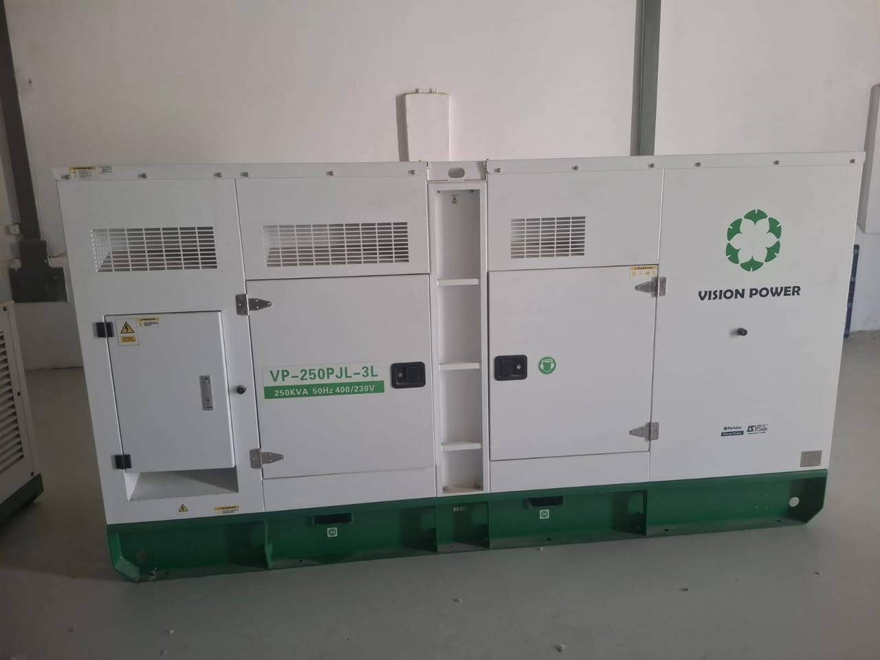 مولد قدرة 250KVA محرك بيركنز انكليزي UK
{اقوى سعر بل عراق } 1206
 بيرطاني 🇬🇧 المنشأ 6 بستم  رأس التوليد ليروي سومير فرنسي 🇨🇵 المنشأ  شاشة نوع DSE بيرطاني 🇬🇧 المنشأ تبريد ماء راديتر موديل حديث 2025/6
 كاتم شركة( فيوجن باور )سوبر جارج مع( شهادة منشأ)
مع جهاز ATSتشغيل واطفاء ذاتي 
#ضمان 1 سنة أو 1000 ساعة عمل 

#للأستفسار والحجز الأتصال 
الهاتف / واتساب [ *********** ]

{ توصيل مجاني داخل بغداد }

العنوان الكرادة ساحة 52 مقابل مسبح الأرثوذوكس 

تتوفر جميع الأحجام
