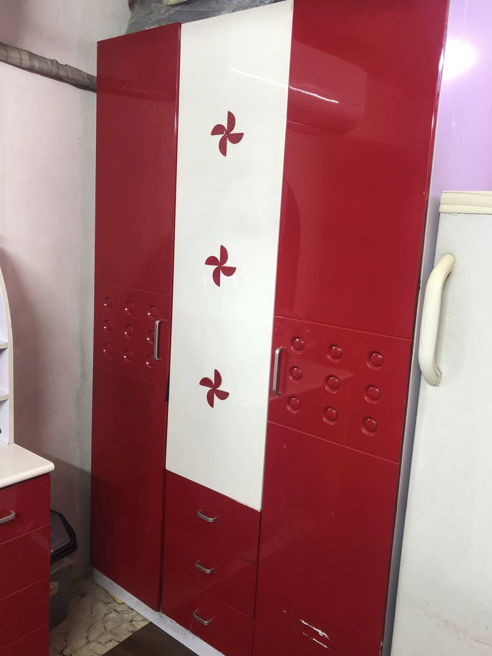 300 الف  جربايه وكنتور ابو 3 ابواب وميز تواليت  المكان حي العدل ***********
