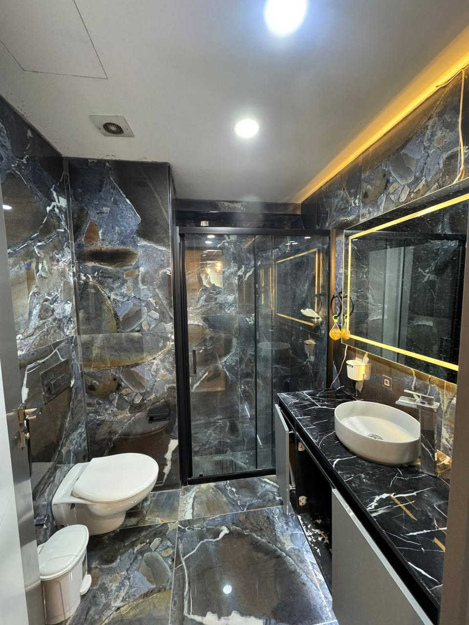 شقه للايجار للبيع منطقه الذهبيه اربيل 
مجمح لايف تاور 
فولvip
ثلاث غرفه صاله 
3+1
مؤسس
سعر750$
الاستفسار على واتساب 
***********
