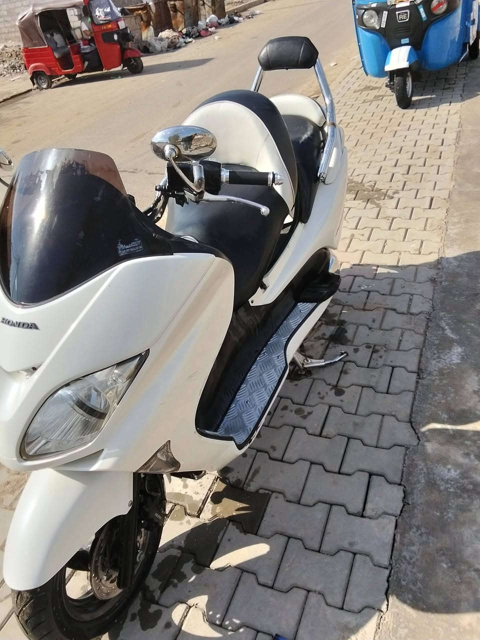 سلام عليكم شباب دراجه فوزه 0 9 نضيفه محرك نضيف صالنصه رياضي سعر مليون و100وبيه مجال حق الجيه الرقم *********** فقط واتساب
