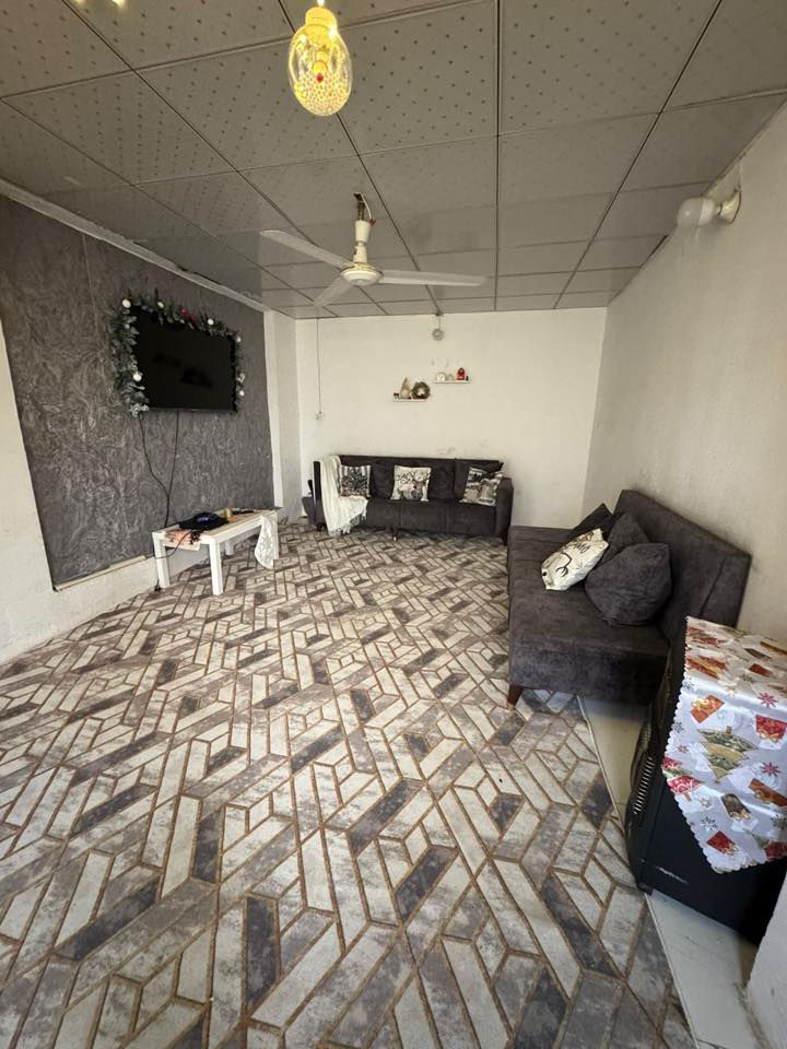 دار للبيع المساحة 90 متر ركن 
6في15 طابقين ٣ غرف نوم 
العنوان حي النصر ال14 طابو صرف
متوفر جميع الخدمات في المنطقة 
الاستفسار ***********
