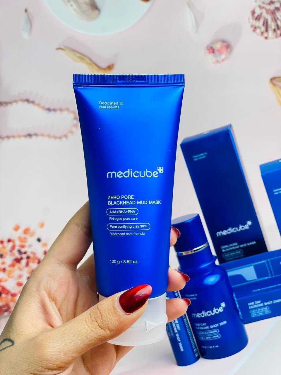 السر الأزرق لبشرة مثالية وصافية! 💎✨
اليوم جيتكم بالمجموعة السحرية من Medicube الي راح تغير روتينكم تماماً! 🩺💙 إذا تعانون من المسام الواسعة أو الرؤوس السوداء، هذا البوكس هو الحل النهائي لجمال وبياض بشرتكم 💆🏻‍♀️ تفاصيل المنتجات تجنن ومفعولها يبين من أول استخدامات

1️⃣ قلم المعالجة المكثف (Exosome Shot 25000): العناية المركزة والدقيقة للمناطق المتعبة 💉💙
2️⃣ سيروم النضارة اليومي (Exosome Shot 2000): لترطيب وتصفية البشرة يومياً 💦
3️⃣ ماسك الطين (Zero Pore Mud Mask): لتنظيف وتقليص المسام الأسبوعي 🥣


**إذا كنت صاحب هذا الإعلان وتريد حذفه لأي سبب، رجاءا أرسل رسالة إلى الدعم الفني**