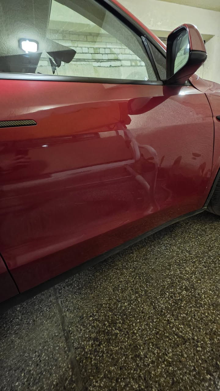 السيارة: Tesla Model Y  Long Range Dual Motor AWD
اي استفسار عن السعر وباقي التفاصيل يرجى الاتصال الخاص مهمل (السعر مناسب جداً ) كل شي مذكور ومرفوق داخل الصور 
*********** 
اونلاين فون كي 
ممشى: 38,000 كيلو
سنة الصنع: 2023
رقم الهيكل (VIN): 7SAYGDEE4PA187927
⚡ البطارية والشحن
نوع البطارية: ليثيوم أيون
الشحن السريع: DC Supercharger، 10–80% خلال 25–30 دقيقة تقريبًا
شحن AC: 220–240V، 16–32A
المدى النظري: ≈ 500 كيلو
🏎 الأداء والمحرك
عدد المحركات: محرك أمامي + محرك خلفي (Dual Motor)
الدفع: كلي كهربائي AWD
التسارع: 0–100 كم/س ≈ 5.0 ثانية
السرعة القصوى: ≈260 كم/س
🌡️ أنظمة التحكم والراحة
نظام تبريد متطور للبطارية والمقصورة
مراوح وكمبريسر متكامل للتحكم بالحرارة
Autopilot جاهز مع إمكانيات القيادة الذاتية
نظام Energy / Consumption لمتابعة الصرف والبطارية
🛋 مواصفات الداخلية الكاملة
1️⃣ المقاعد
مقاعد أمامية كهربائية قابلة للتعديل مع ذاكرة وضعية السائق
مقاعد خلفية قابلة للطي 60/40 لتوسيع صندوق الأمتعة
مقاعد جلدية عالية الجودة (Vegan Leather)
تدفئة المقاعد الأمامية والخلفية
دعم جانبي ممتاز للراحة في المنعطفات
2️⃣ المقصورة والراحة
تكييف أوتوماتيكي ثنائي المناطق (Dual-zone climate control)
فلتر HEPA عالي الجودة لتنقية الهواء
نظام تدفئة وتبريد فعال مع تدفق هواء مخصص لكل منطقة
سقف بانورامي زجاجي بالكامل (Panoramic Glass Roof)
إضاءة داخلية LED قابلة للتخصيص
3️⃣ الشاشة والتحكم
شاشة لمس مركزية كبيرة  (Touchscreen)
شاشة خلفية
التحكم في كل وظائف السيارة من الشاشة:
نظام الملاحة
الوسائط الترفيهية
الكاميرات والرادار
تكييف الهواء والتحكم بالمقاعد
عدادات رقمية رقمية أمام السائق
تحديثات برمجية أوتوماتيكية عن بعد (OTA)
4️⃣ الوسائط والترفيه
نظام صوت فائق الجودة (Premium Audio System)
مدخل USB-C للأجهزة الأمامية والخلفية
بلوتوث / واي فاي / تطبيق Tesla فون كي 
إمكانية بث الموسيقى والفيديو عبر الإنترنت
5️⃣ أنظمة السلامة والمساعدة
كاميرات 360 درجة + حساسات ركن أمامية وخلفية
تحذيرات مغادرة المسار + نظام الحفاظ على المسار
Autopilot (قيادة شبه ذاتية)
فرامل أوتوماتيكية للطوارئ
مستشعرات ضغط الإطارات TPMS
6️⃣ التخزين والمرونة
صندوق أمامي (Frunk) + صندوق خلفي (Trunk) واسع
مساند قابلة للطي لتوسيع مساحة التخزين
أماكن لتخزين الأدوات والحقائب الصغيرة
منافذ طاقة 12V داخلية
مقاعد وأرضية مقاومة للاتساخ
مساند رأس قابلة للتعديل
شاحن 32 اصلي 
وباقي مواصفات التيسلا العادية
