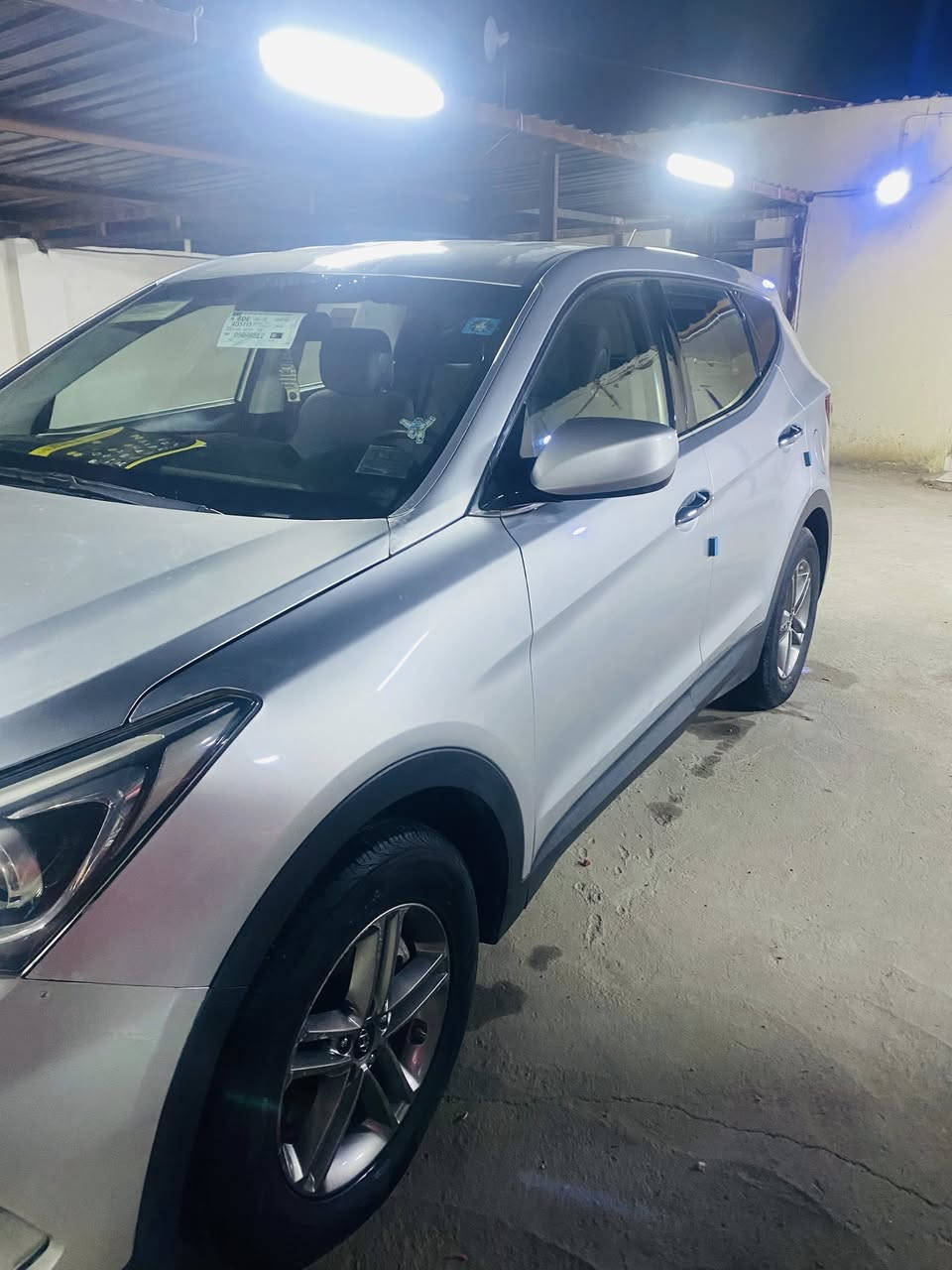 السلام عليكم سياره نوع سنتافيا موديل 2018 حره رقم انگليزي سنويه جديده وارد امريكي ضررها مذكور بلسونار فقط بنيد والباقي مكفول كفاله عامه سياره جديده وجاهزه من كل النواحي ماشيه 70 حقيقي حجم المحرك 4 سلندر 4راكب السعر 145 مراوس اراوس لشراي يتصل***********مكان السياره ميسان قضاء كميت
