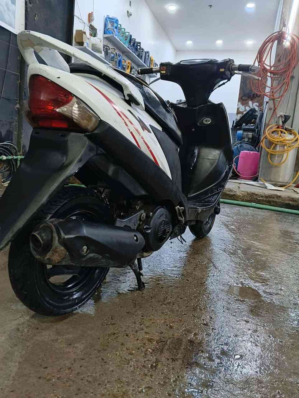 السلام عليكم دراجة ساسوكي ادرس ياباني سرعة 140 شلعة ومعدل خير من الله محرك بلادي مامفتوح شغالة سلفة وهندر نقصها شوتة وبريك خلفي المكان بغداد حي الجهاد السعر 400 وبيها مجال بسيط الاتصال على رقمي *********** او المراسلة على الماسنجر
