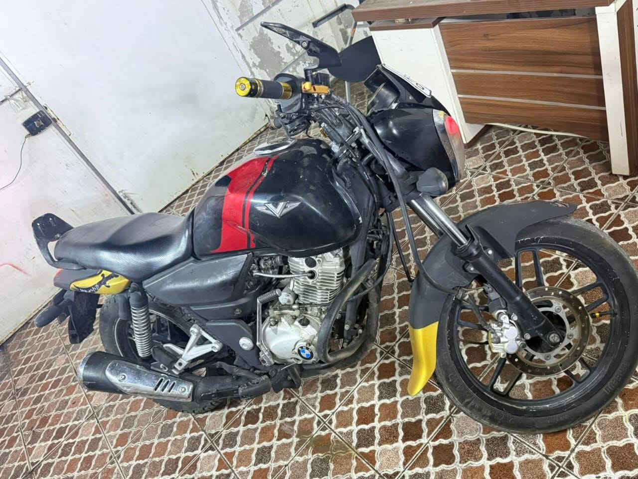 السلام عليكم دراجة v15 شركة بجاج هندي محرك150 رقم بغداد انكليزي بااسمي سنويه جديده
دراجه كامله مكمله من صبغ كهربائيات كله شغاله بدون اي جطلات رونات كله شغال يدات جدد مري جدد تايرات دسكات زنجيل كله جديد الدراجه بس عاوجه ولف
ولكيتلها كور جديد هوى وولفاته اجيب واشد يعني تاخذ الدراجه مني تشتغل نكره سلف واكفلها الك  اريدها ب مليون و ونص كامله معليك لا بتصليح ولا اي شي
بس فلوس ماعندي اصلح تجي نتفق واسويلك عقد واصلحها الك كبل  للتواصل *********** بغداد
