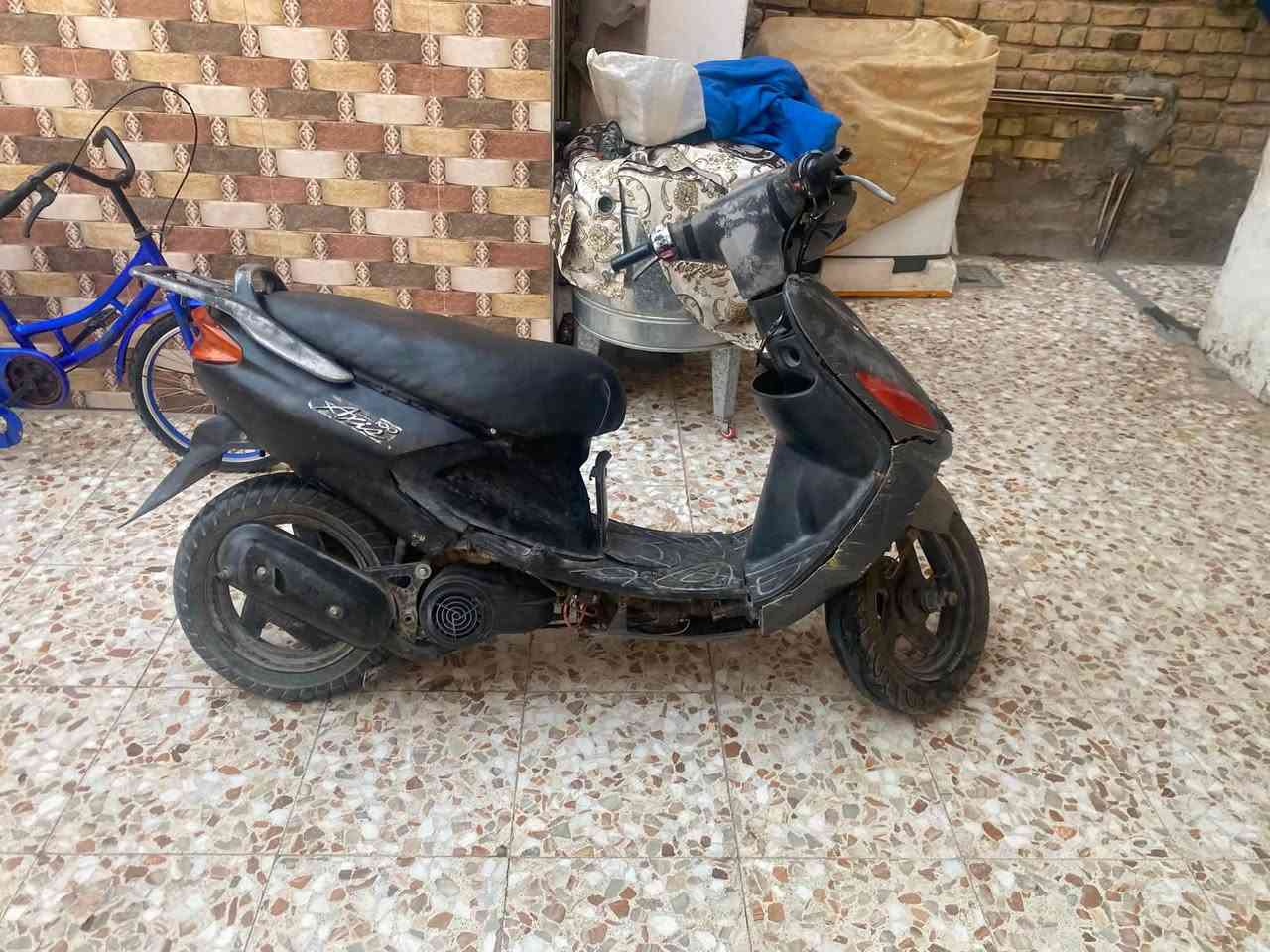 دراجة لكزز مفتوحة شلعة قويه اشاير لايت شغال سلف ما يشتغل ما اعرف شنو نقصه هندر واحد ب٢٠٠ وبيها مجال بسيط رقمي ***********
