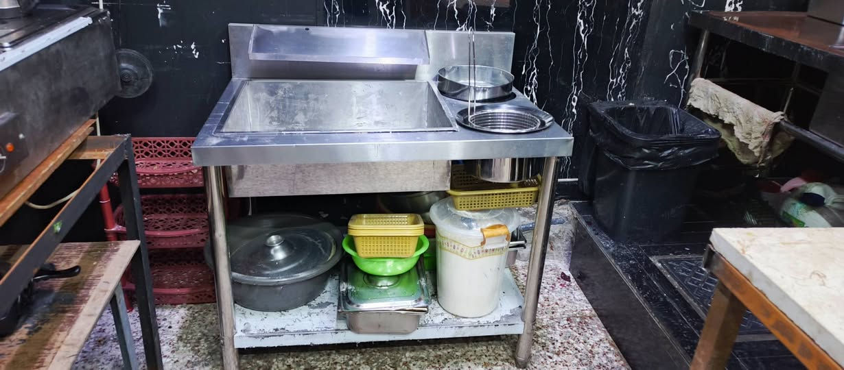 السلام عليكم ، مطعم جاهز للبيع
العنوان / قرية الغدير الأولى - البوابة الأولى - شارع مدرسة الإدريسي قرب اسواق بغداد
ايجار المطعم شهرياً 500 الف وكل شهر بشهره
المطعم يحتوي على التالي 👇
١. ميز طعام عدد 8
٢. كراسي عدد 16
٣. براد مشروبات عدد 2
٤. براد مقبلات عدد ١
٥. بلازما حجم 52 + منظومة كاميرات كامله مع السيستم ( صوت وصورة ) 
٦. مجمده عدد 1
٧. ميز عصير مع 3 خلاطات 
٨. ميز كاشير مع كرسي 
٩. كاشير نظام AMT 
١٠. طابعات عدد ٢ مع جهاز يو بي اس 
١١. مغسلة ( تعليگ + مرايا ) عدد 1
١٢. طباخ شغل عراقي ( ٣ عيون ) عدد 1
١٣. كرين بركر سلستيل مع حوضين تقلاه عدد 1
١٤. حمايه طعام ( باربري ) كهربائيه منضديه عدد 1
١٥. حماية طعام ( غربي ) عدد 1
١٦. ميز مع مرمره عدد 1
١٧. سنكي سلستيل حوض واحد عدد 1
١٨. ملوثت كنتاكي عدد 1
١٩. رفوف حديد درجة اولى عدد 6 على قياس المطبخ
٢٠. سفريات ( حاضنة كنتاكي كيلو ونص كيلو + ماعون ريزو صغير وكبير وبعد اكو مواد هواي خاصة للتجهيز ) 
٢١. انارة خارجيه وداخليه كاملة 
٢٢. المطعم مجهز بالكامل من الماء والمجاري ايضا داخليه وخارجيه 
ديكور المطعم مثل ماموضح بالصور او الفديو كله ورد وتارتان 

ملاحظه : المطعم مامفتوح غير شكم يوم حتى بعدني قطعة ممخلي للاستفسار اكثر متواجد ع الفيس وهذا رقمي ***********
